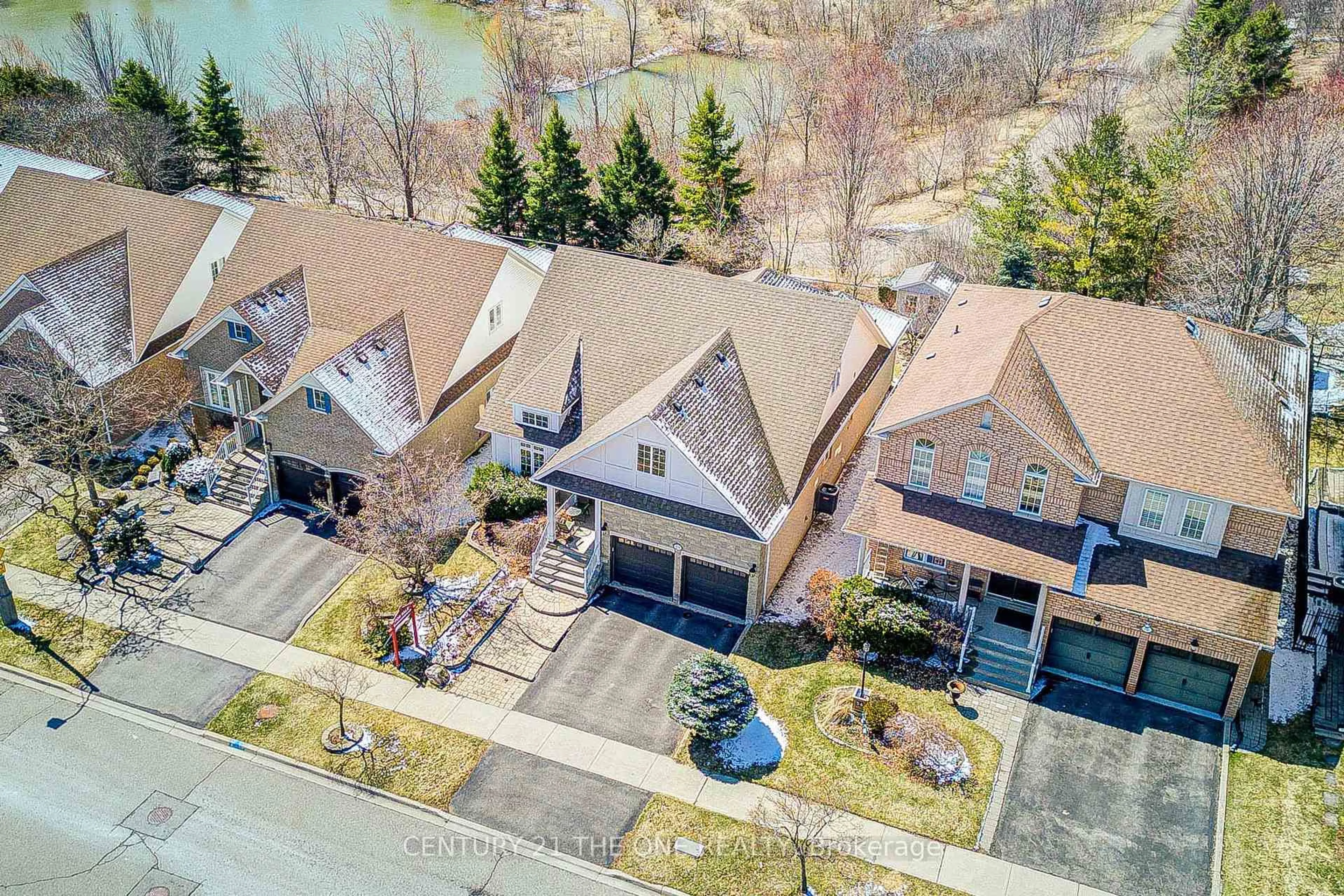 A pic from outside/outdoor area/front of a property/back of a property/a pic from drone, street for 58 Shadow Falls Dr, Richmond Hill Ontario L4E 4J9