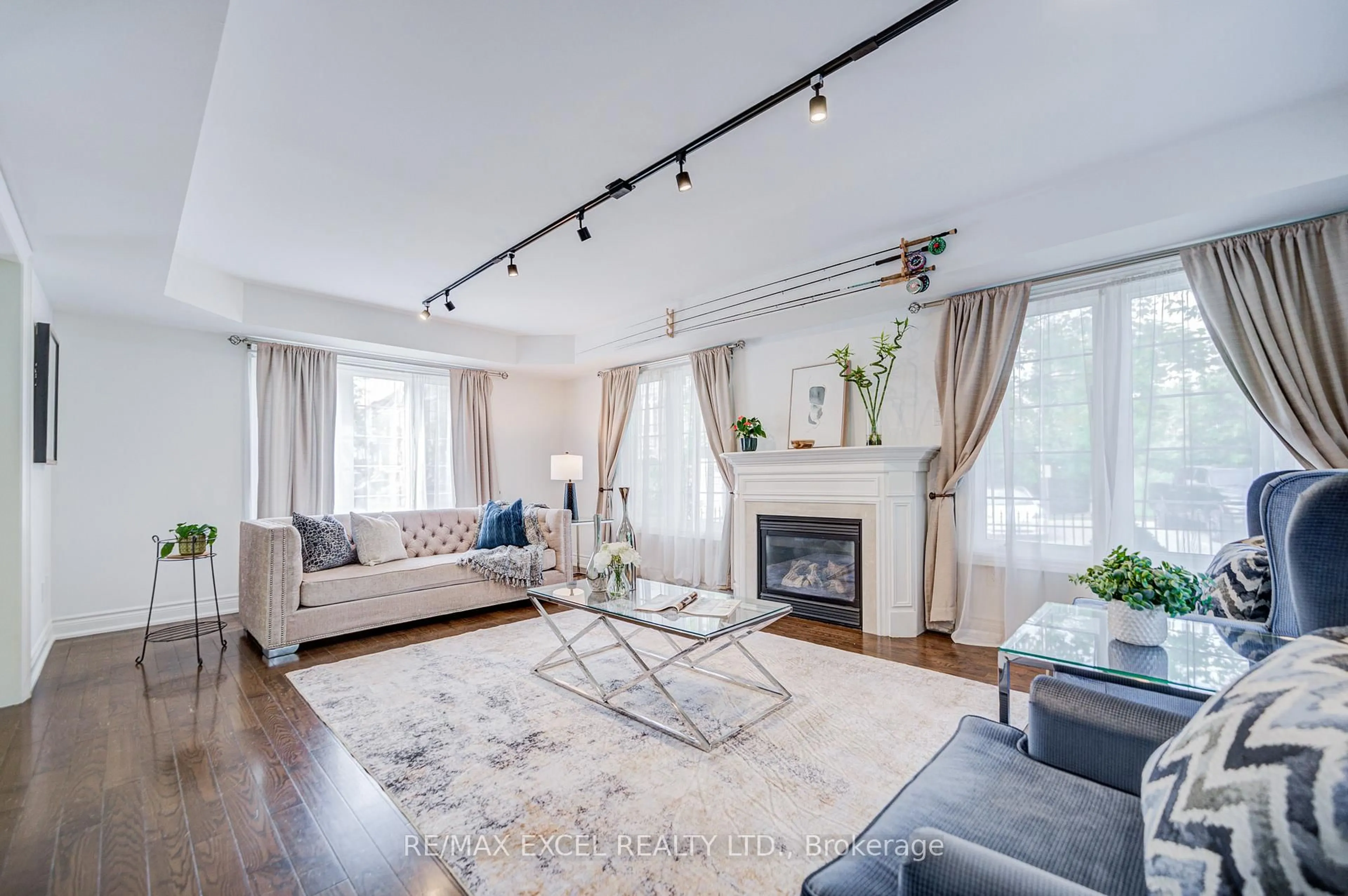 Living room with furniture, unknown for 144 Chapman Crt, Aurora Ontario L4G 0E2