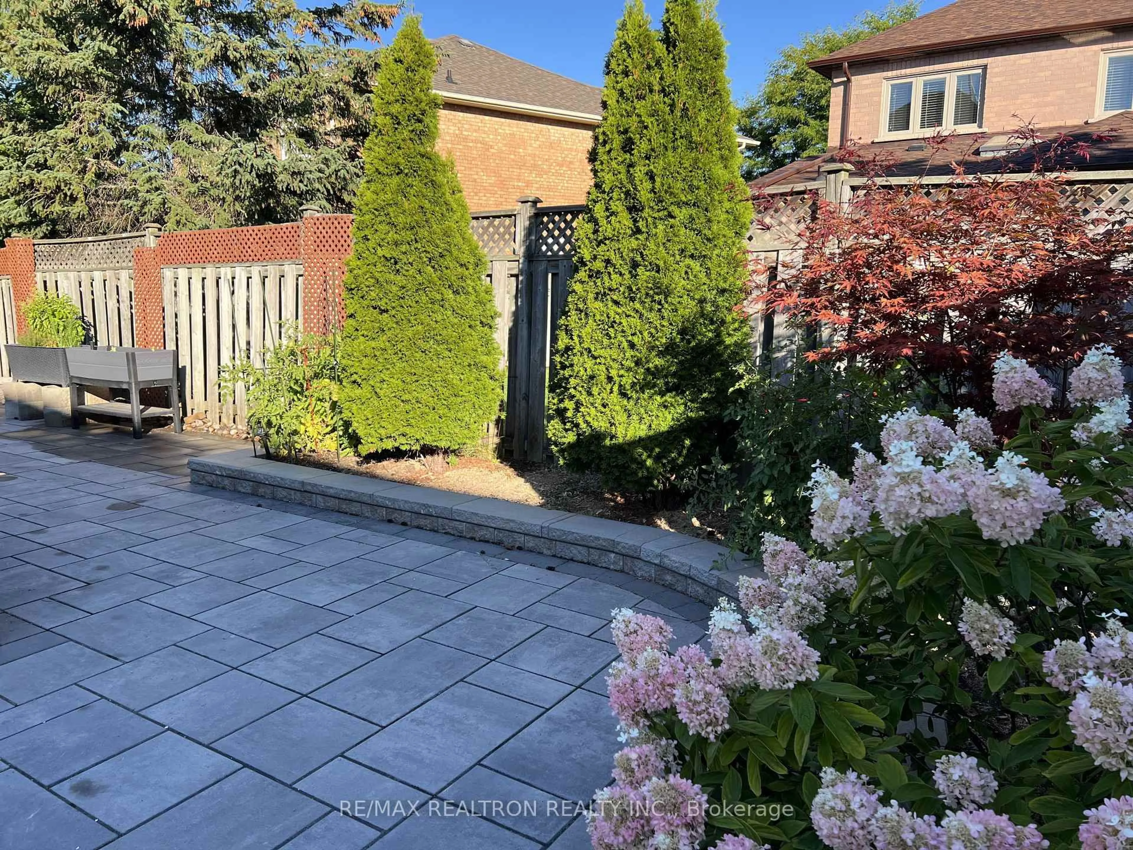 A pic from outside/outdoor area/front of a property/back of a property/a pic from drone, street for 10 MACRILL Rd, Markham Ontario L6C 1S2
