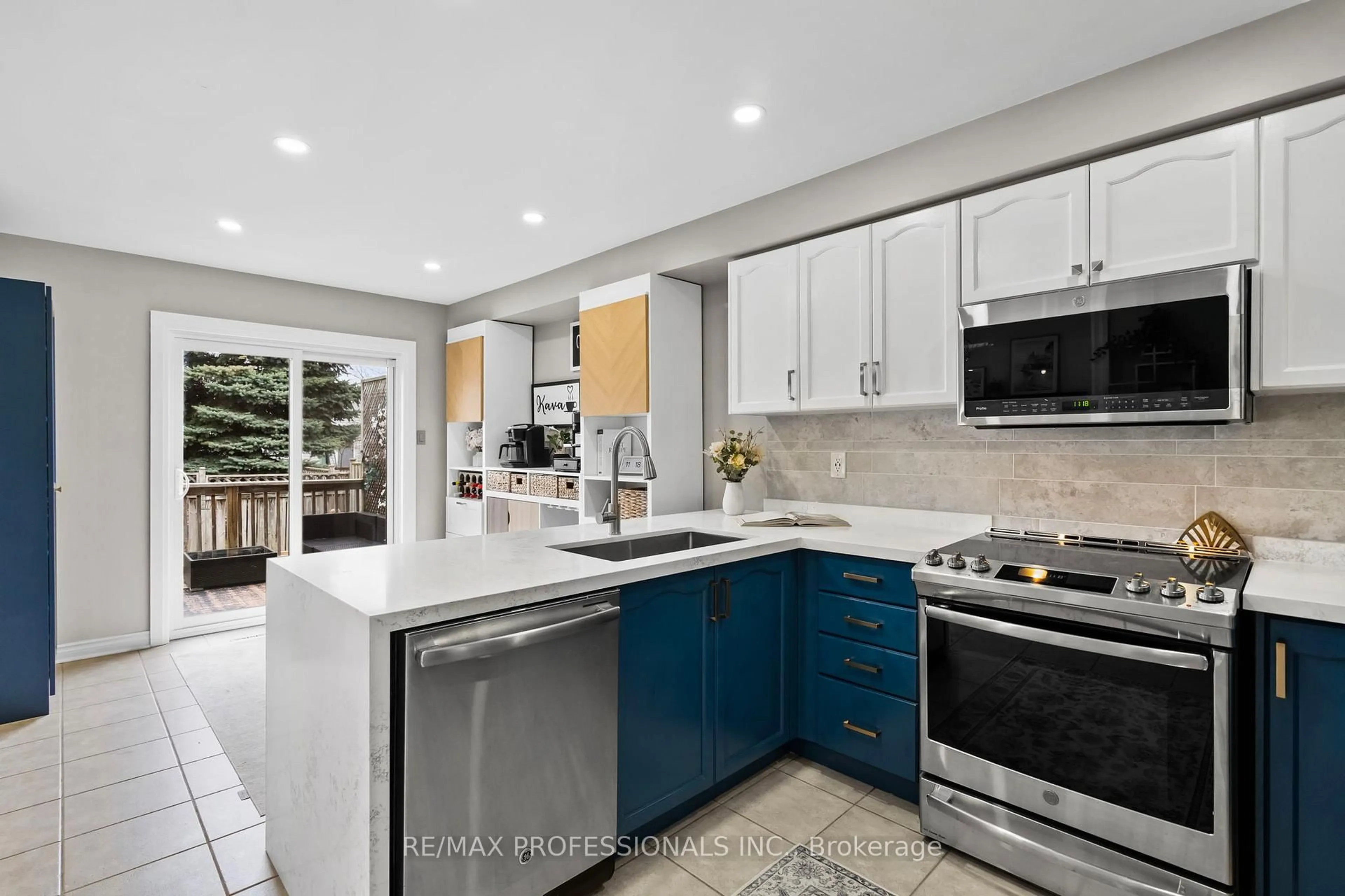 Contemporary kitchen, ceramic/tile floor for 135 Professor Day Dr, Bradford West Gwillimbury Ontario L3Z 3B9