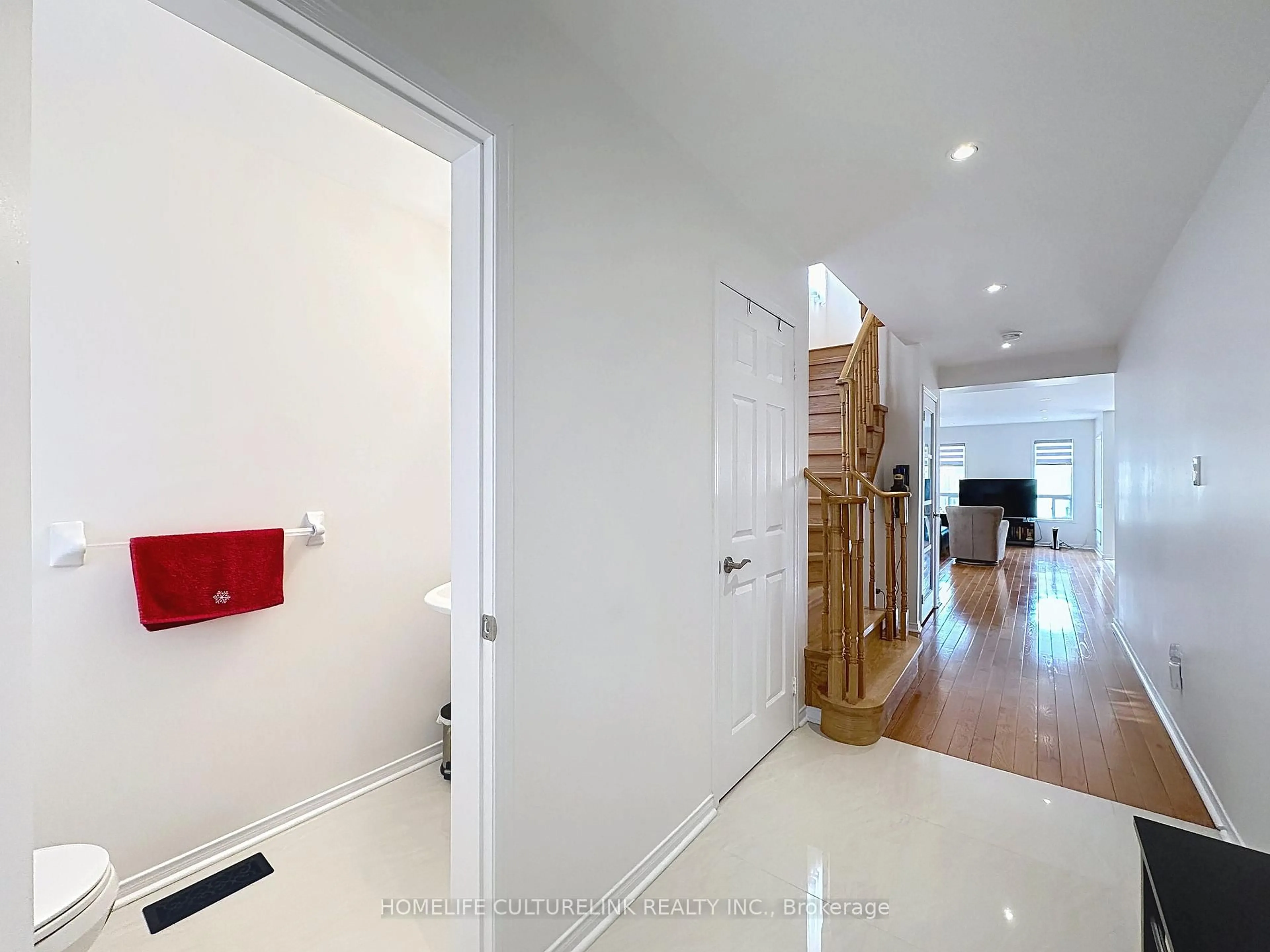 Indoor entryway for 20 Anita Dr, Markham Ontario L3V 5V8