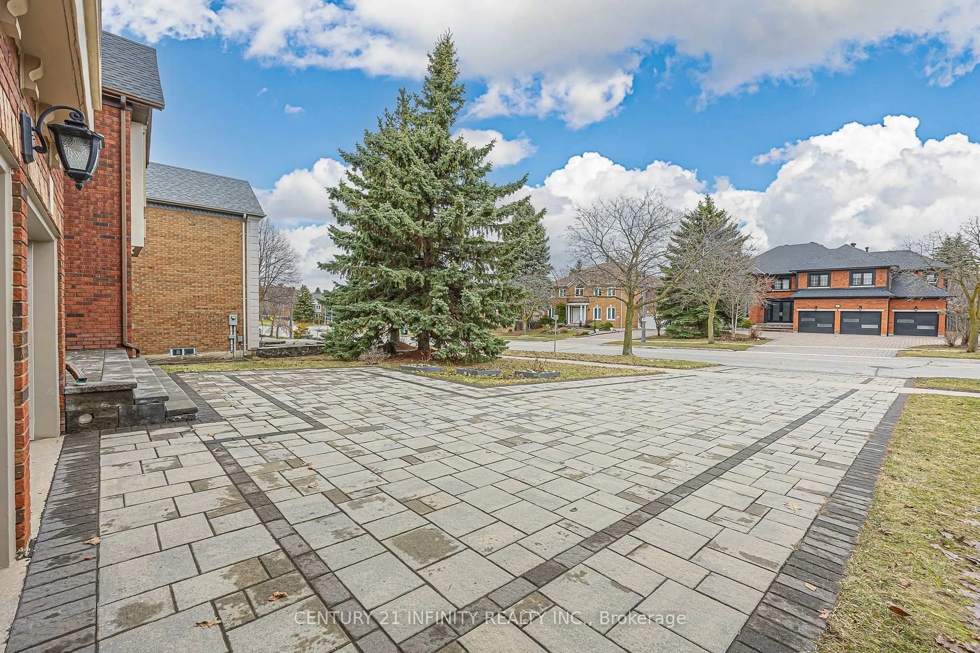 Patio, street for 150 Strathearn Ave, Richmond Hill Ontario L4B 2L7