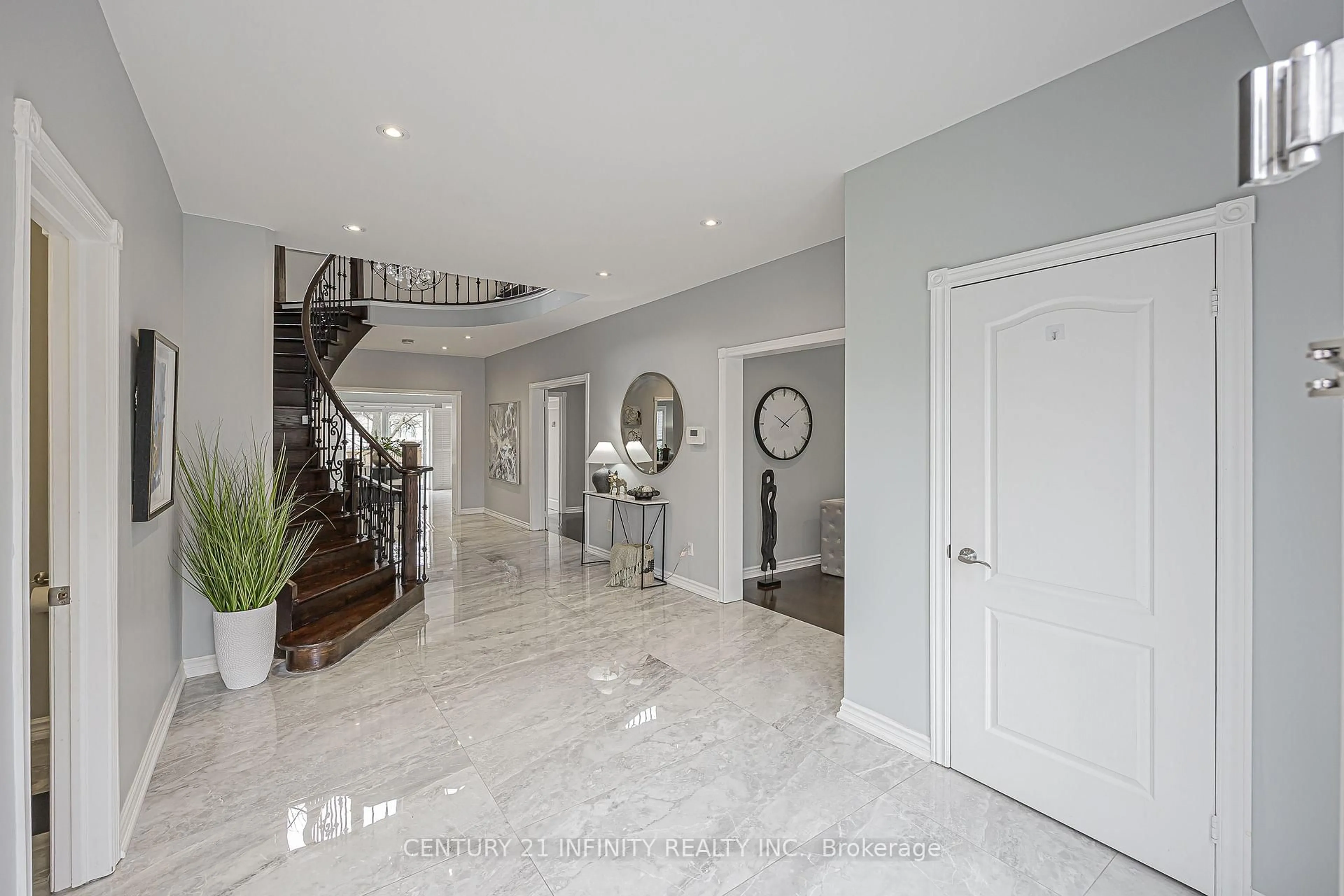 Indoor foyer for 150 Strathearn Ave, Richmond Hill Ontario L4B 2L7