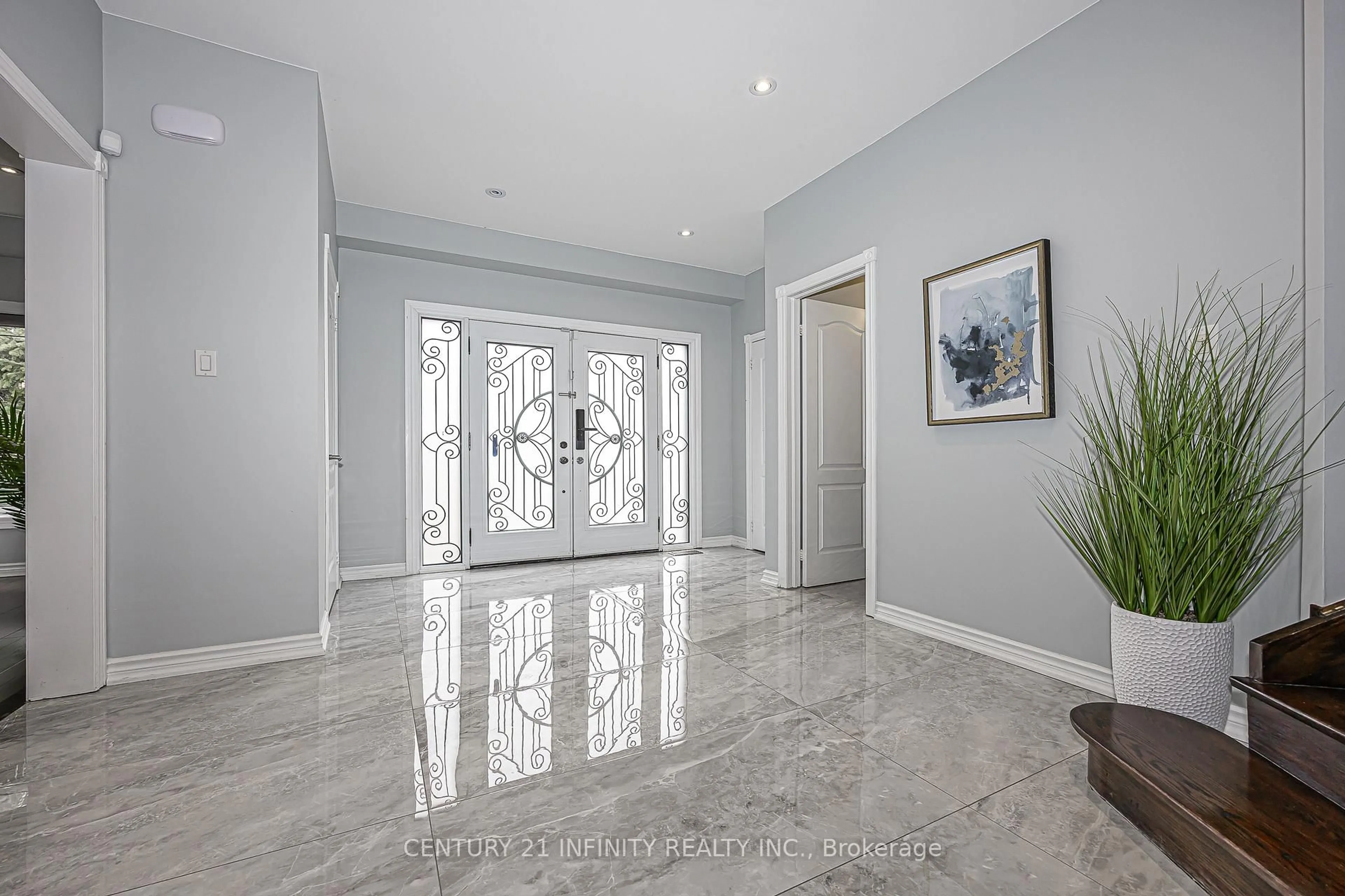 Indoor entryway for 150 Strathearn Ave, Richmond Hill Ontario L4B 2L7