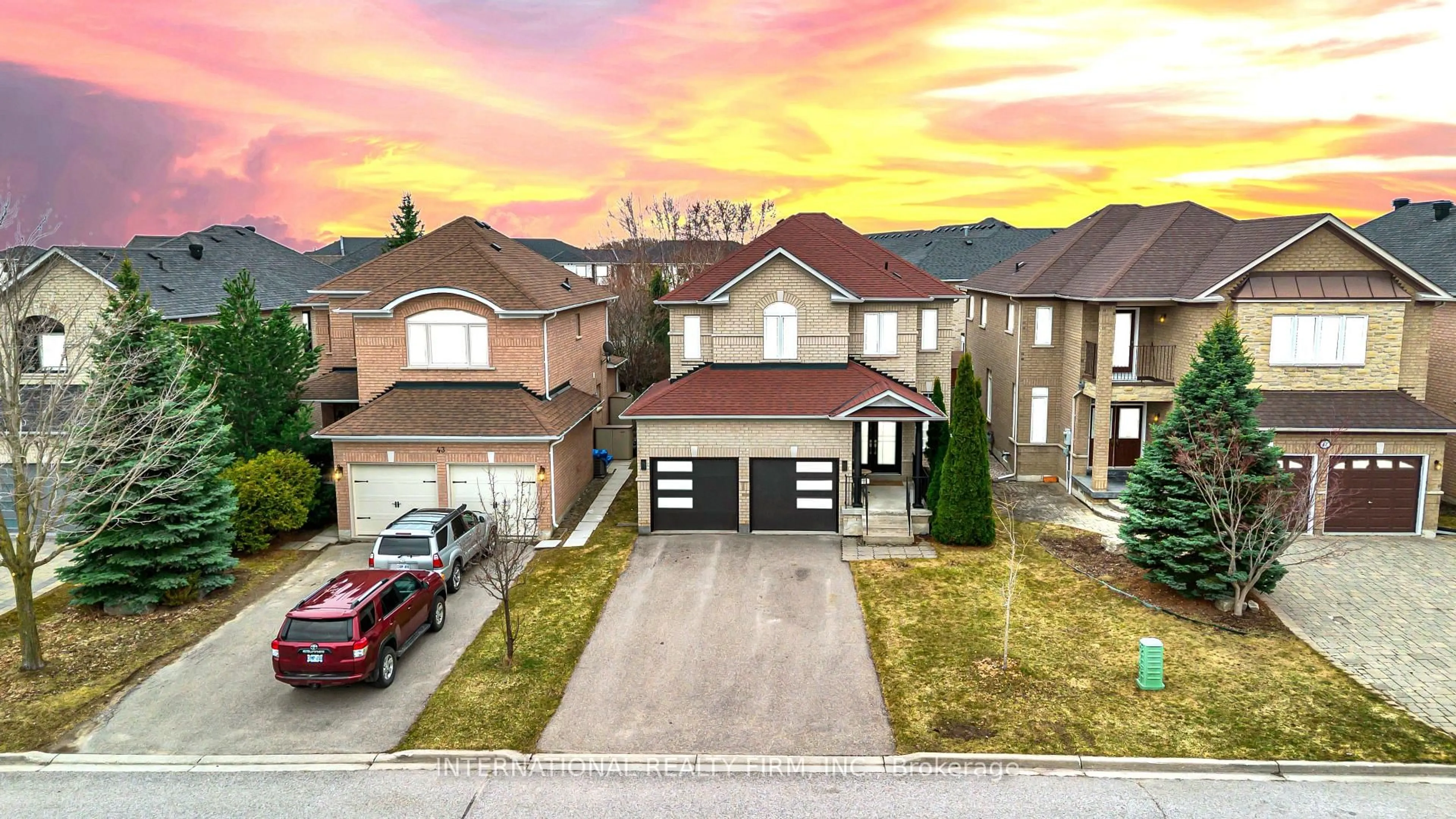 A pic from outside/outdoor area/front of a property/back of a property/a pic from drone, street for 45 Naughton Dr, Richmond Hill Ontario L4C 0R2