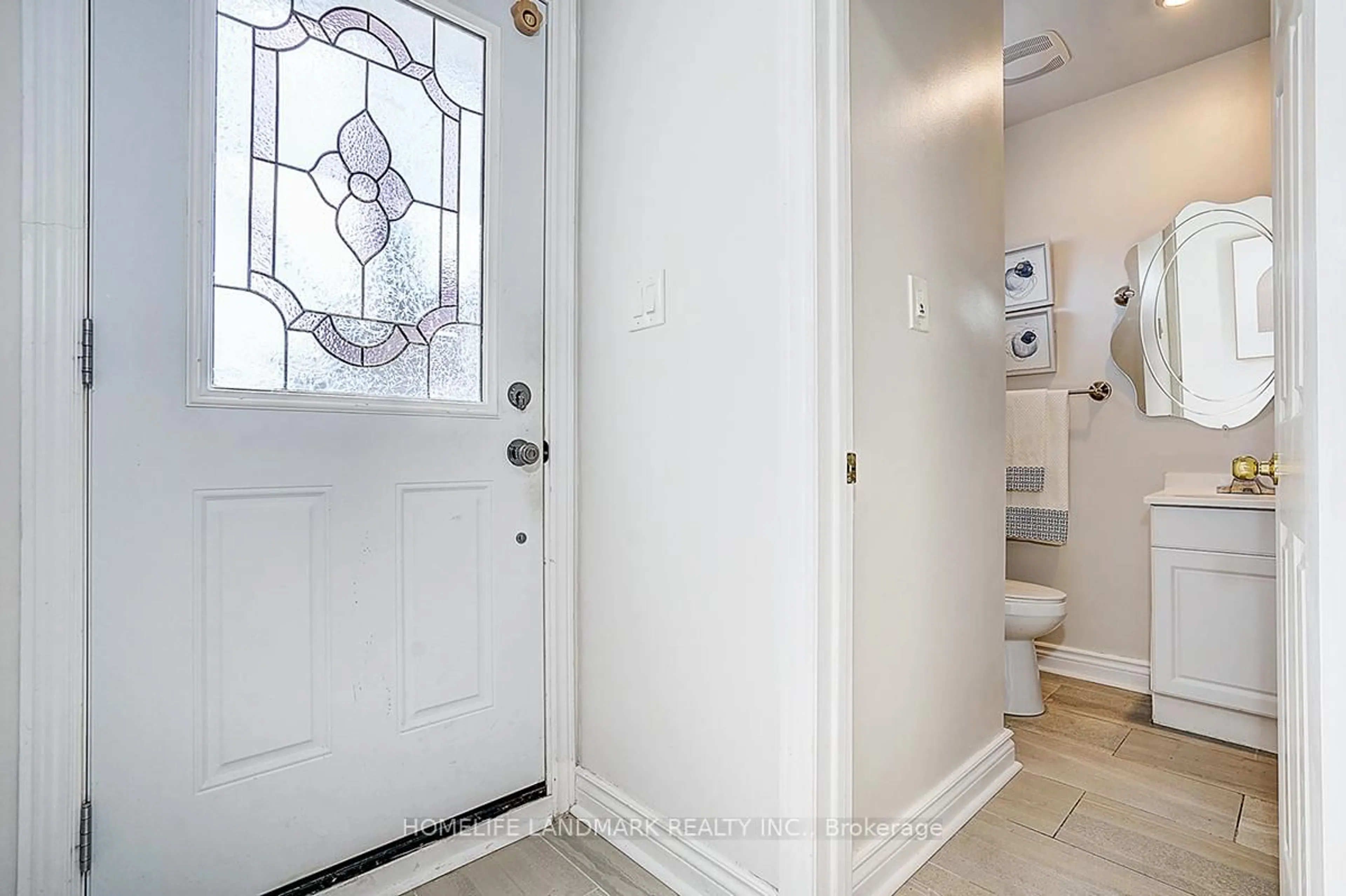 Indoor entryway for 40 Henderson Dr, Aurora Ontario L4G 3L2
