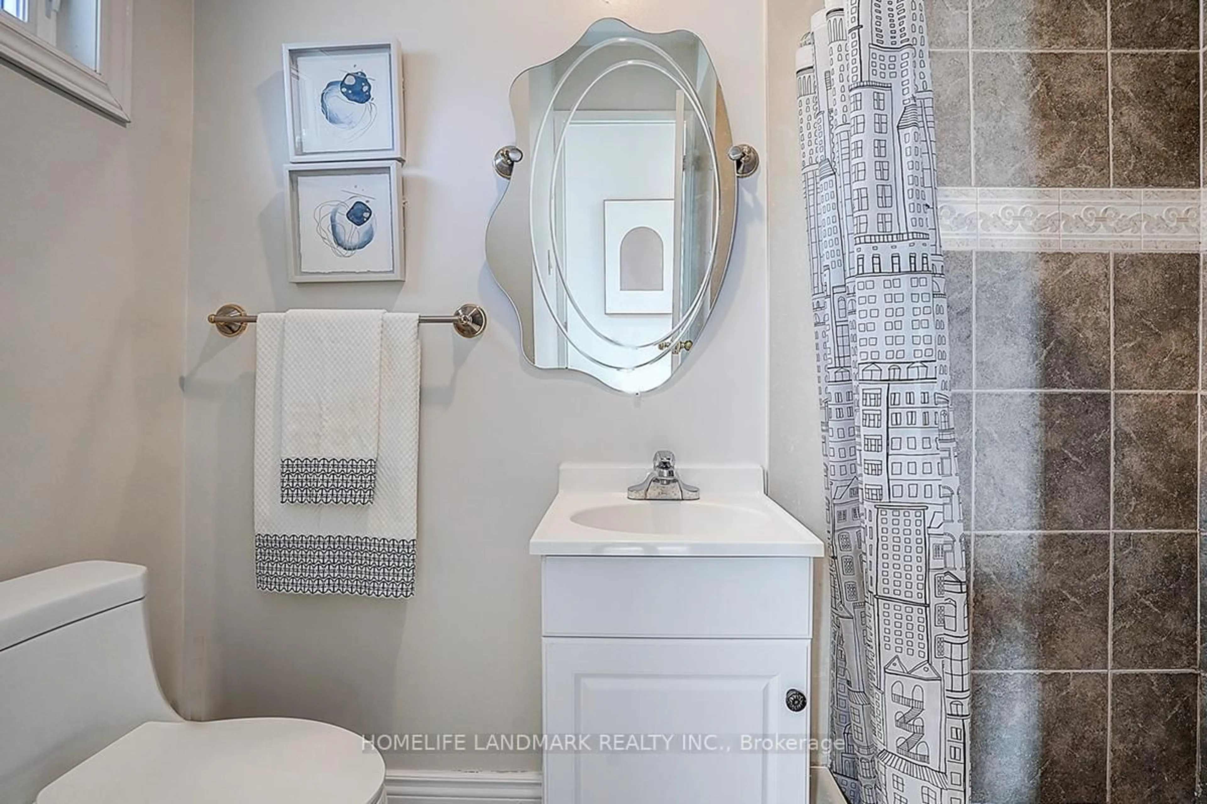 Standard bathroom, ceramic/tile floor for 40 Henderson Dr, Aurora Ontario L4G 3L2