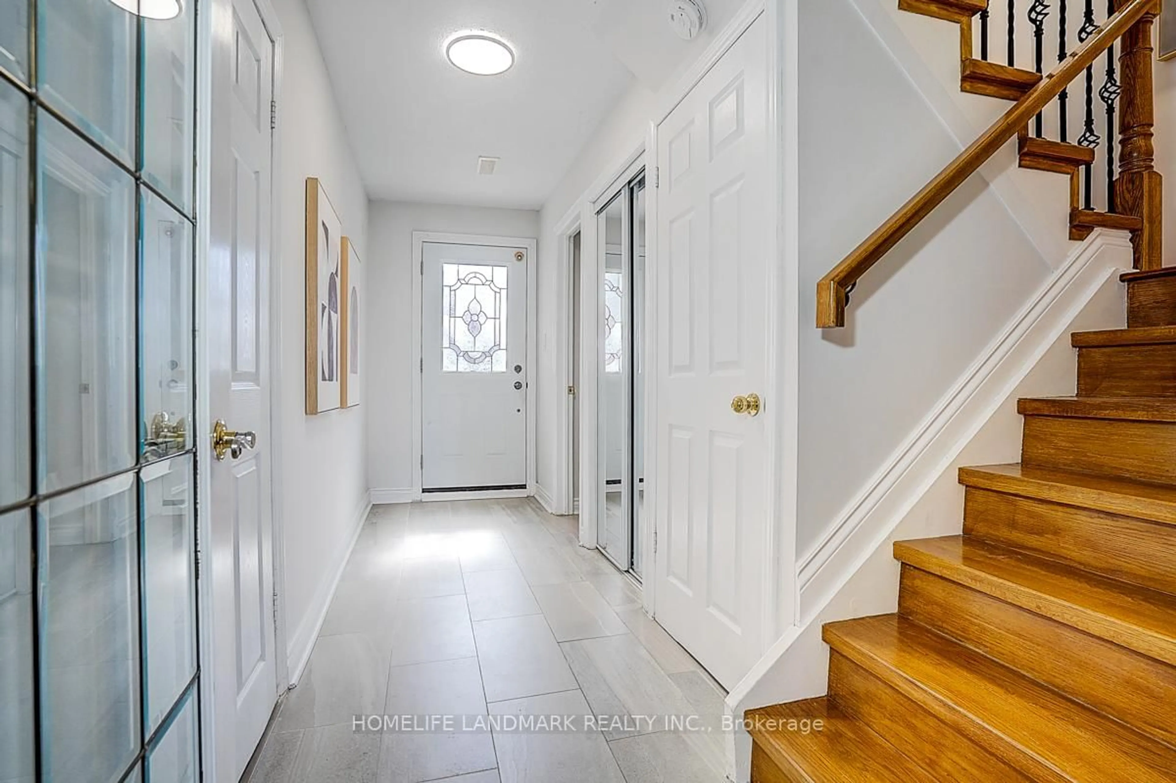 Indoor entryway for 40 Henderson Dr, Aurora Ontario L4G 3L2