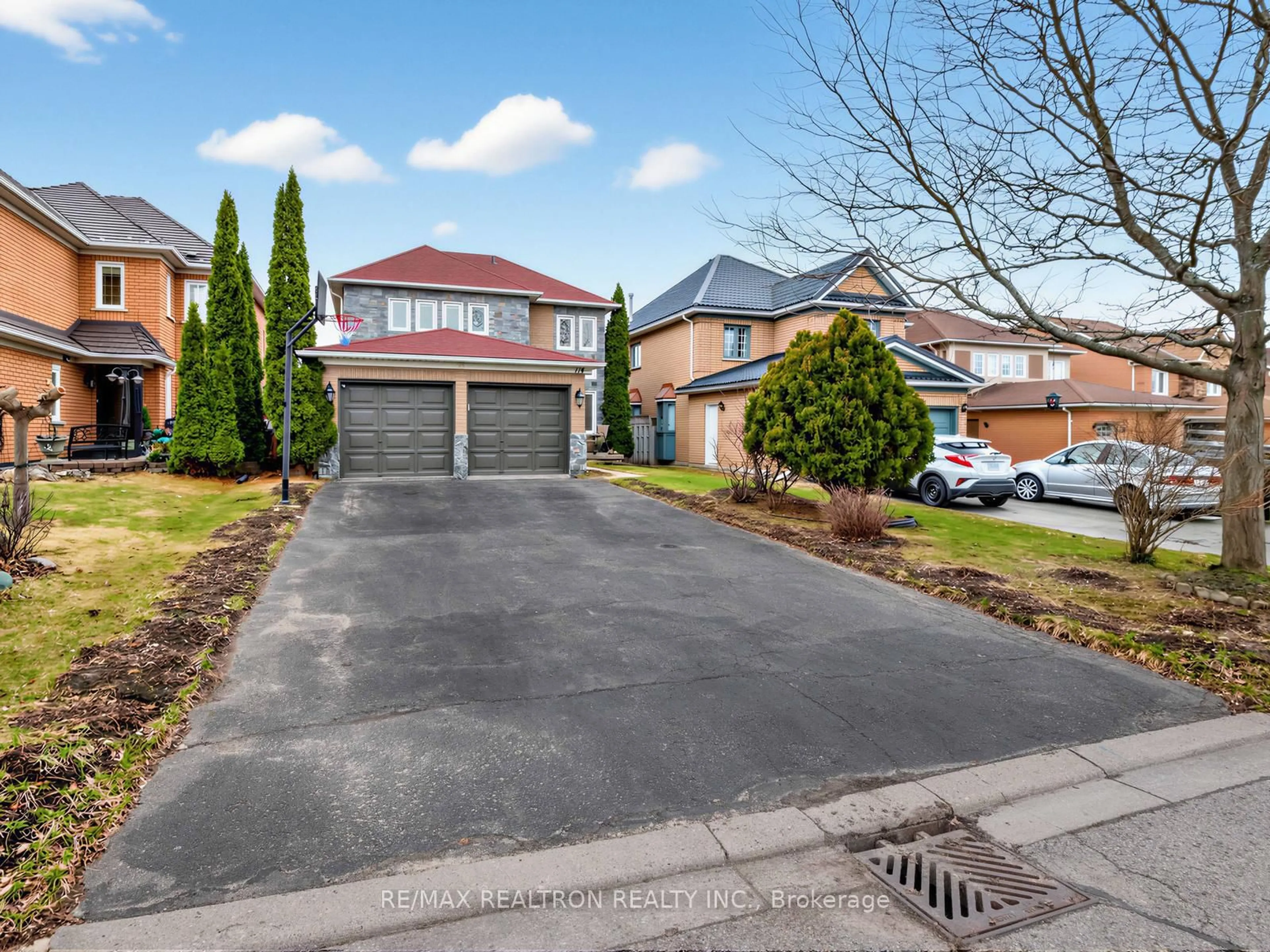 A pic from outside/outdoor area/front of a property/back of a property/a pic from drone, street for 114 Widdifield Ave, Newmarket Ontario L3X 1Z3