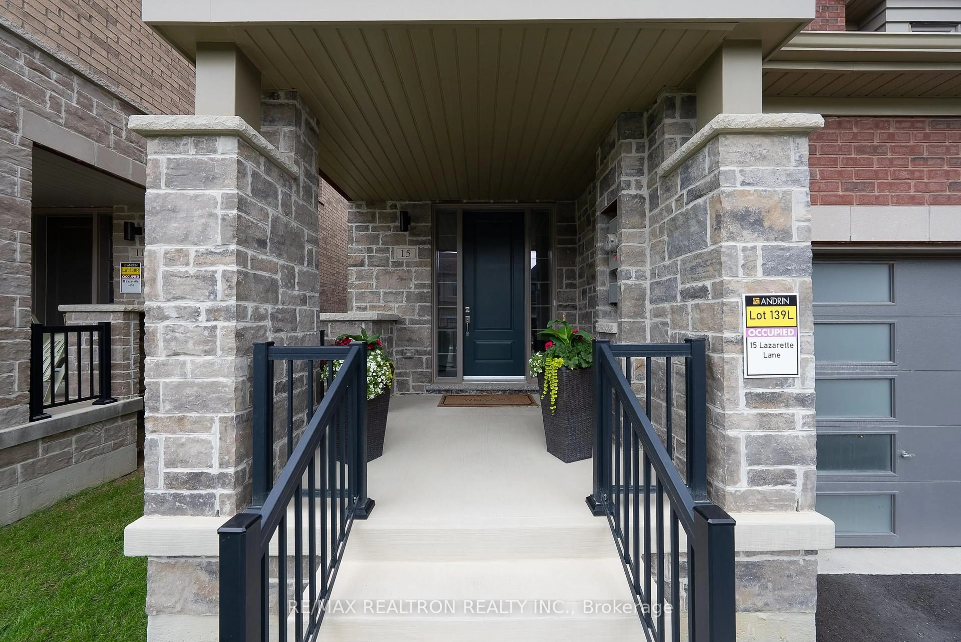 Indoor entryway for 15 Lazarette Lane, East Gwillimbury Ontario L9N 0V6