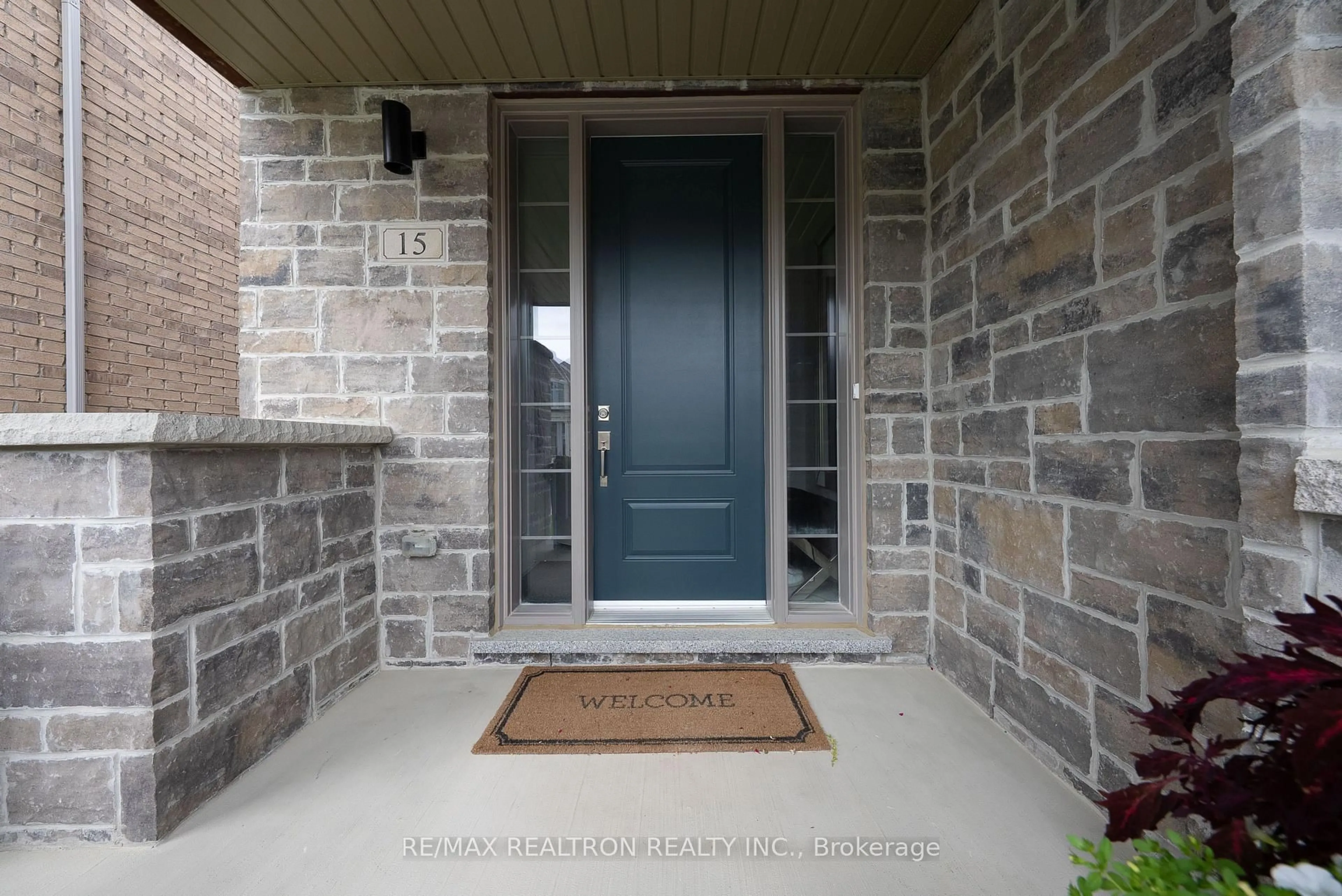Indoor entryway for 15 Lazarette Lane, East Gwillimbury Ontario L9N 0V6