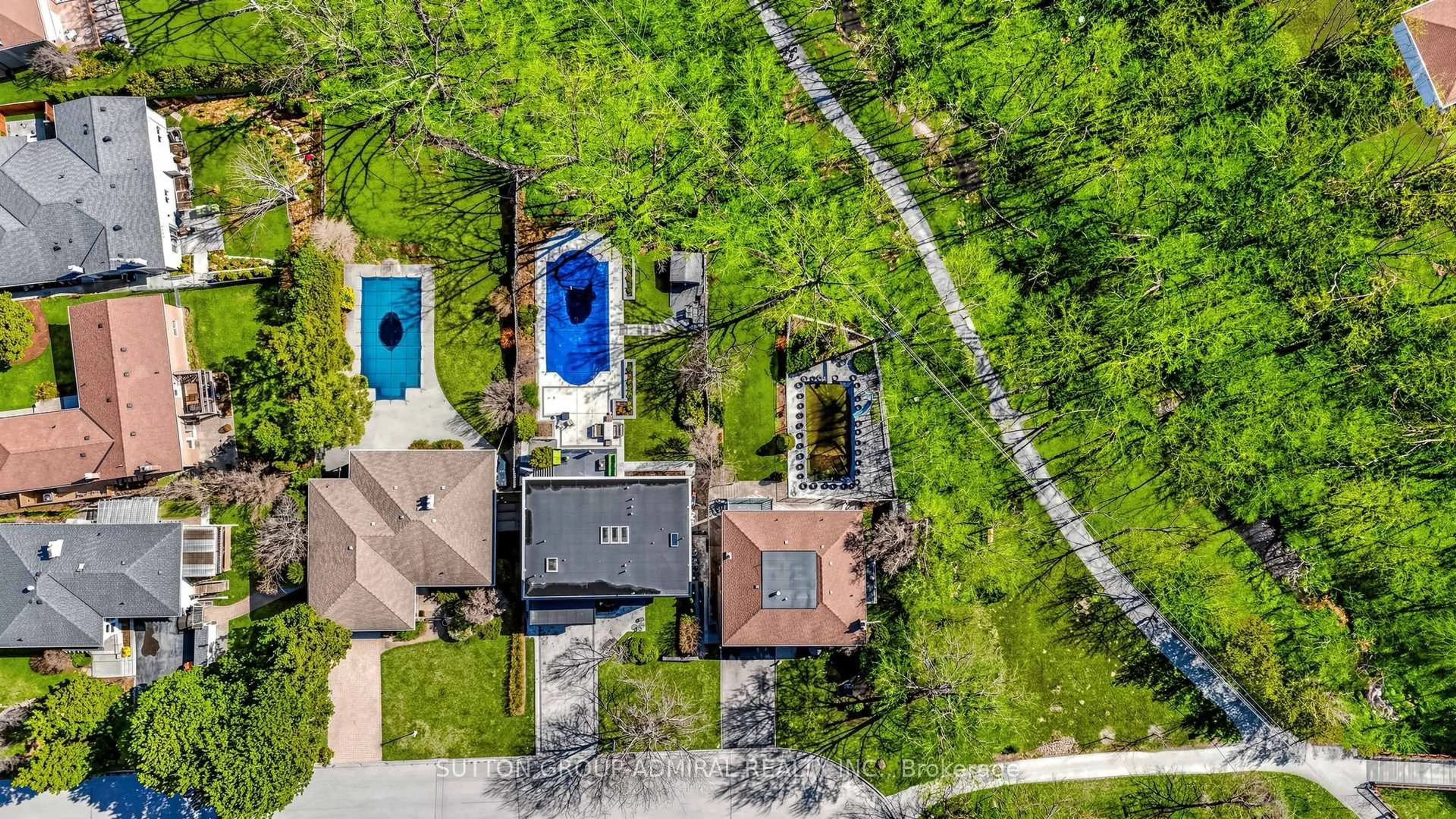 A pic from outside/outdoor area/front of a property/back of a property/a pic from drone, street for 33 Thorny Brae Dr, Markham Ontario L3T 3G5