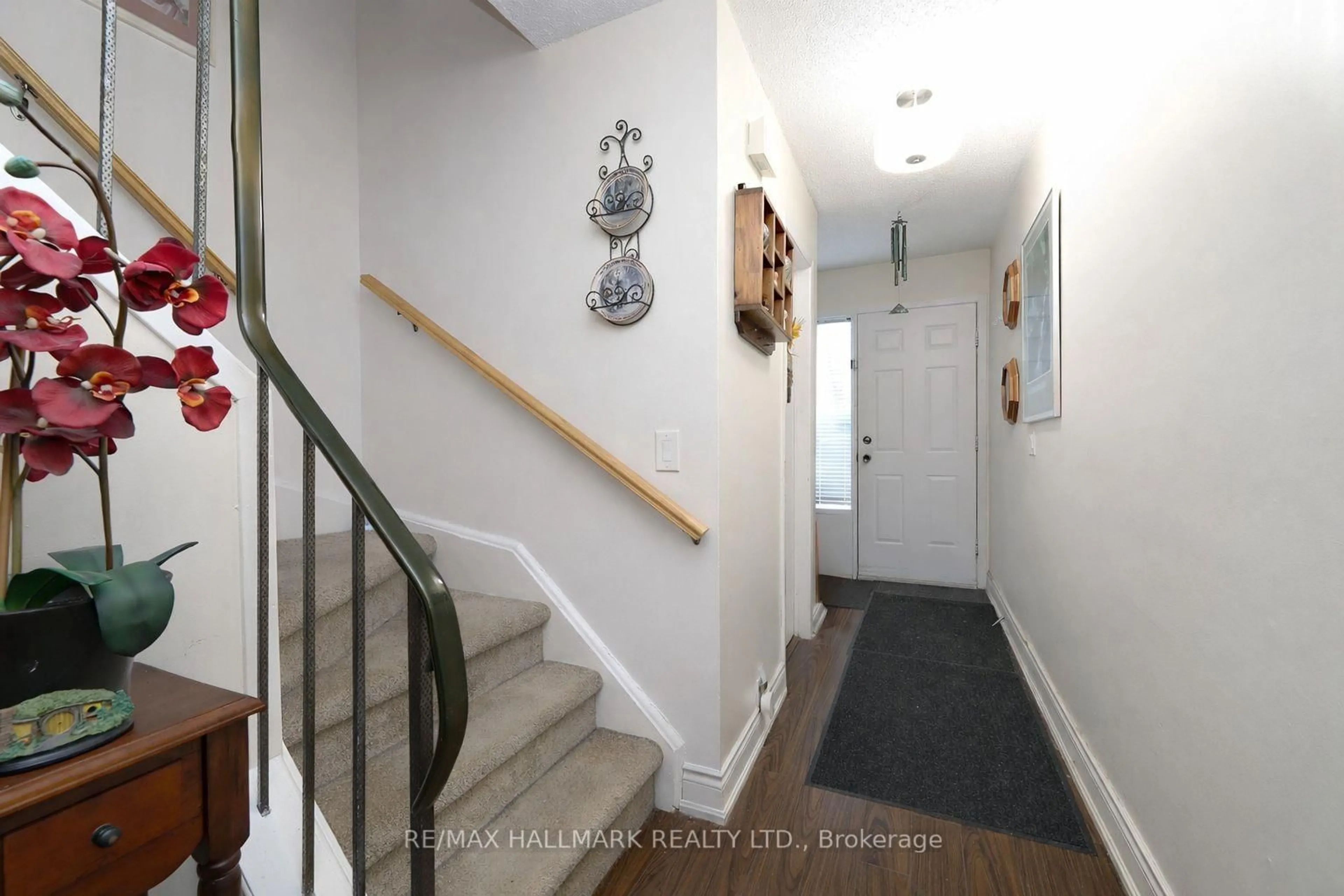 Indoor foyer for 191 Cottonwood Crt, Markham Ontario L3T 5W9