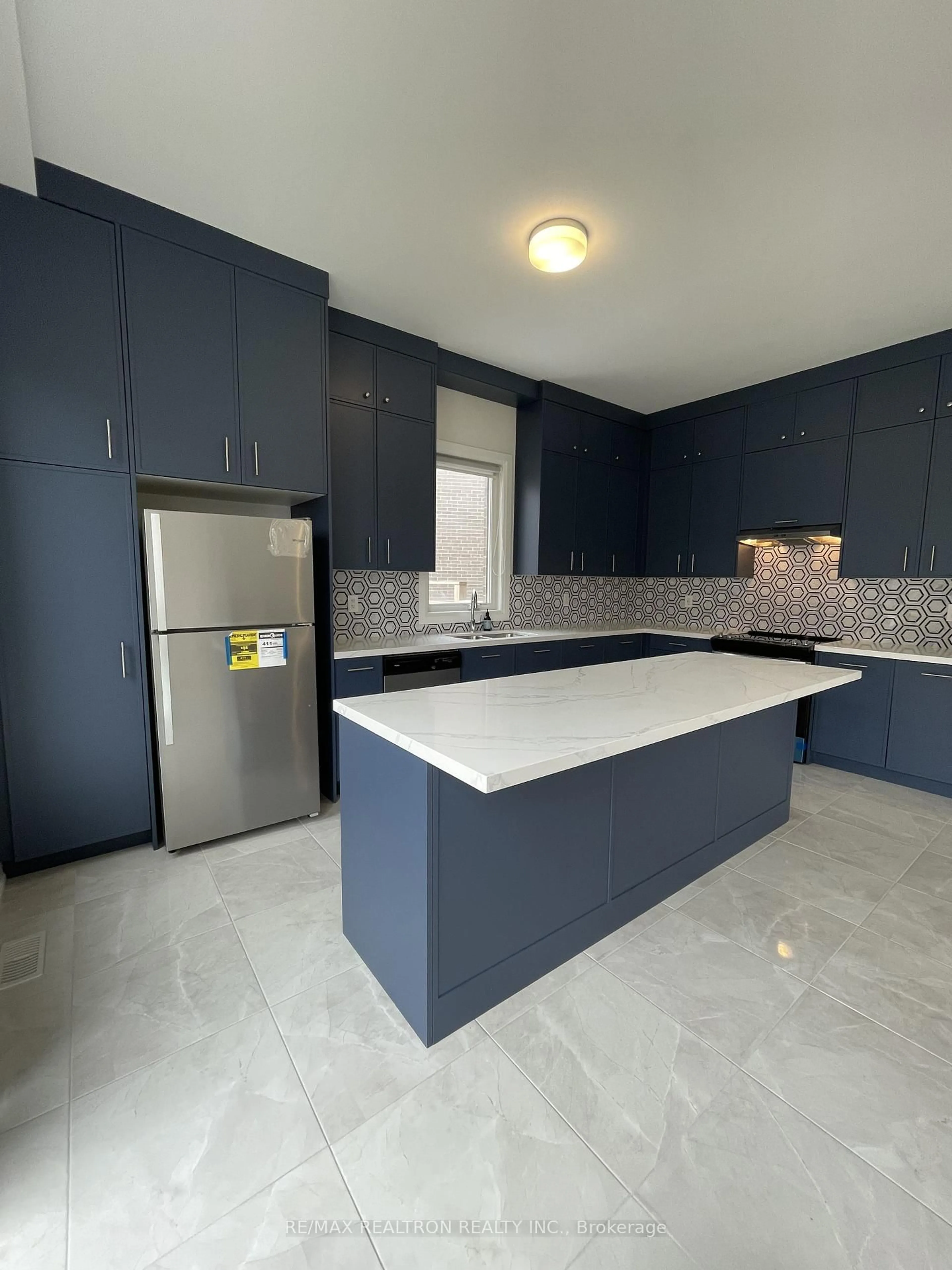 Contemporary kitchen, unknown for 28 Tipp Dr, Richmond Hill Ontario L4E 1J3