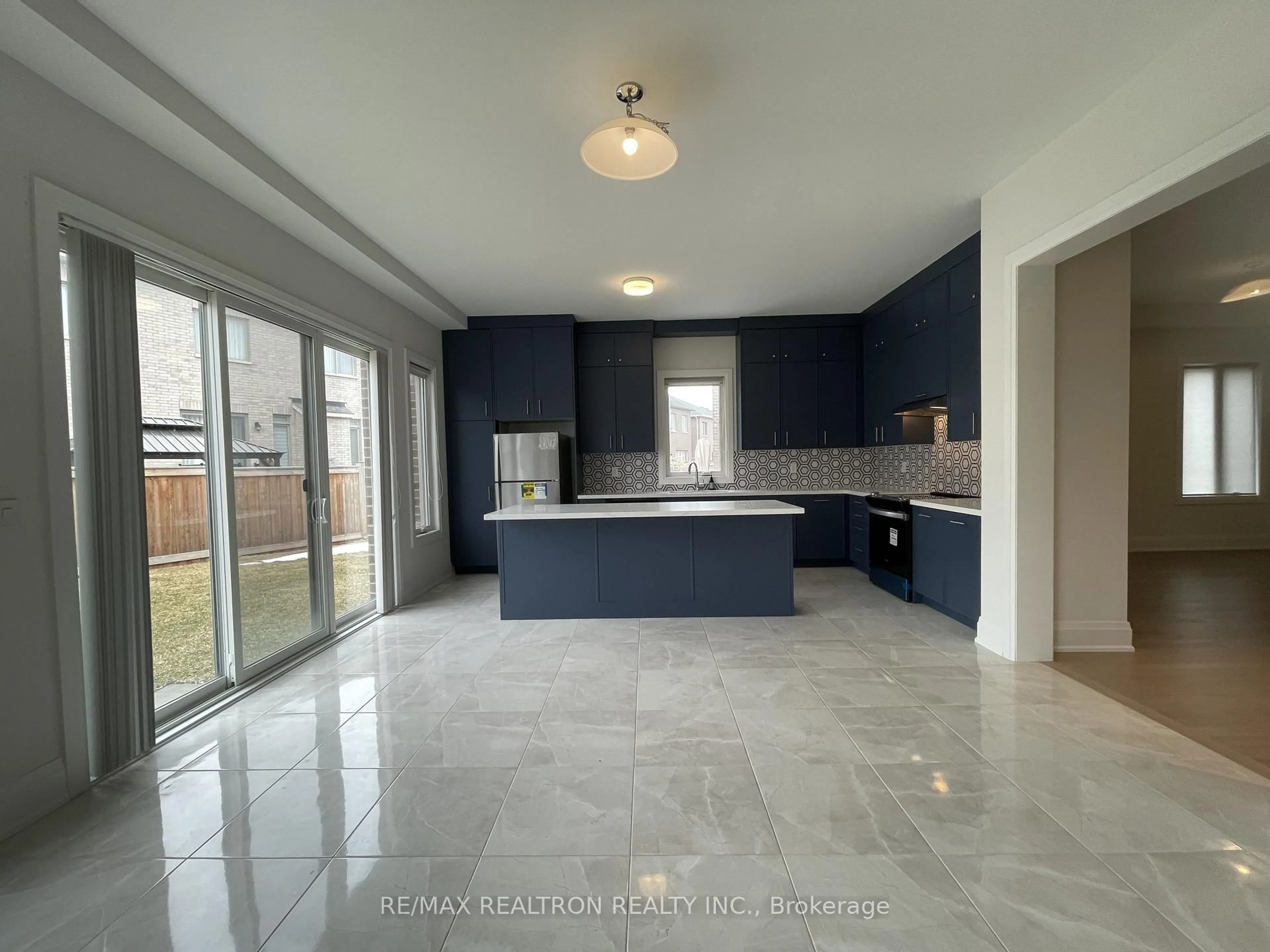 Open concept kitchen, ceramic/tile floor for 28 Tipp Dr, Richmond Hill Ontario L4E 1J3