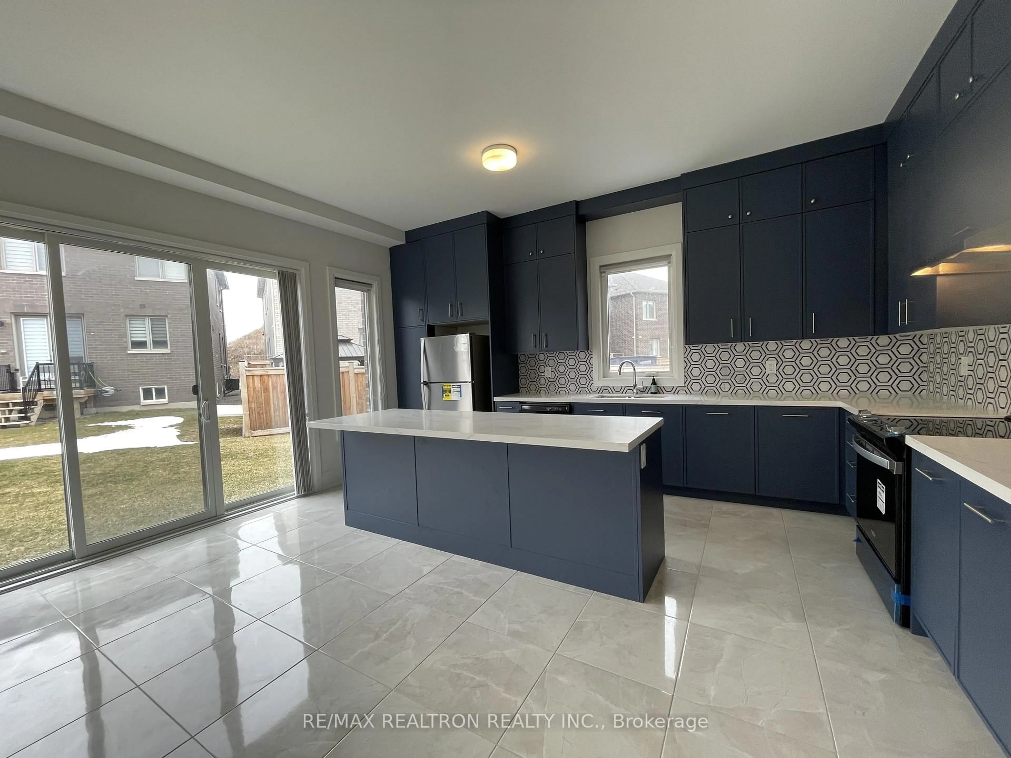 Open concept kitchen, ceramic/tile floor for 28 Tipp Dr, Richmond Hill Ontario L4E 1J3