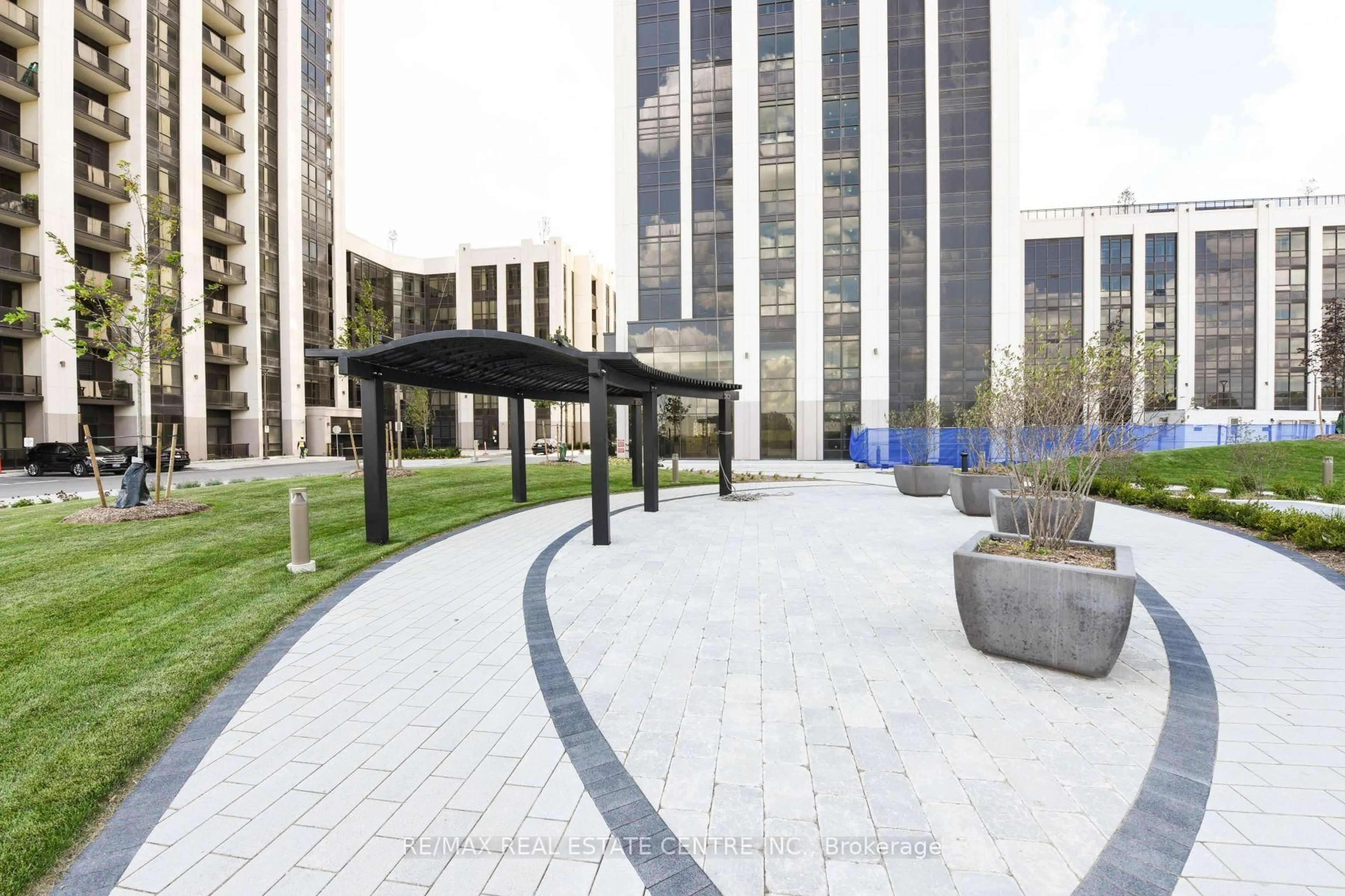 Patio, street for 9075 Jane St #508, Vaughan Ontario L4K 0L7