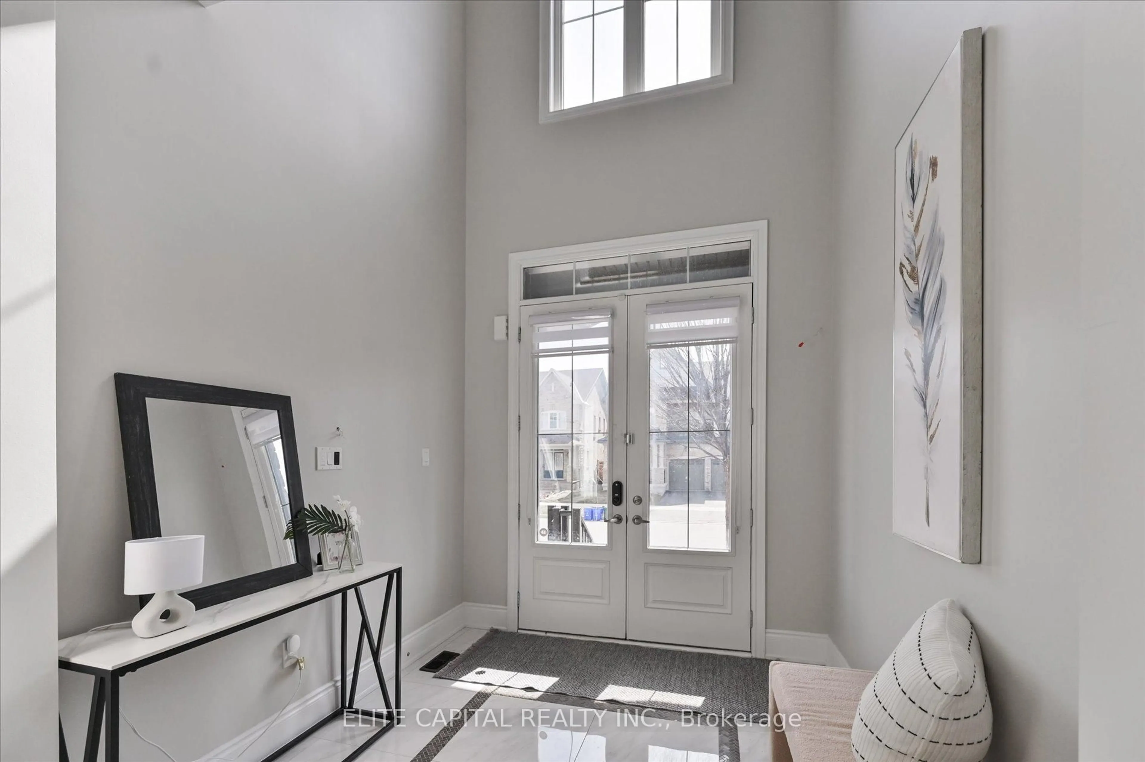 Indoor entryway for 18 Rotondo Cres, Vaughan Ontario L4H 4L9