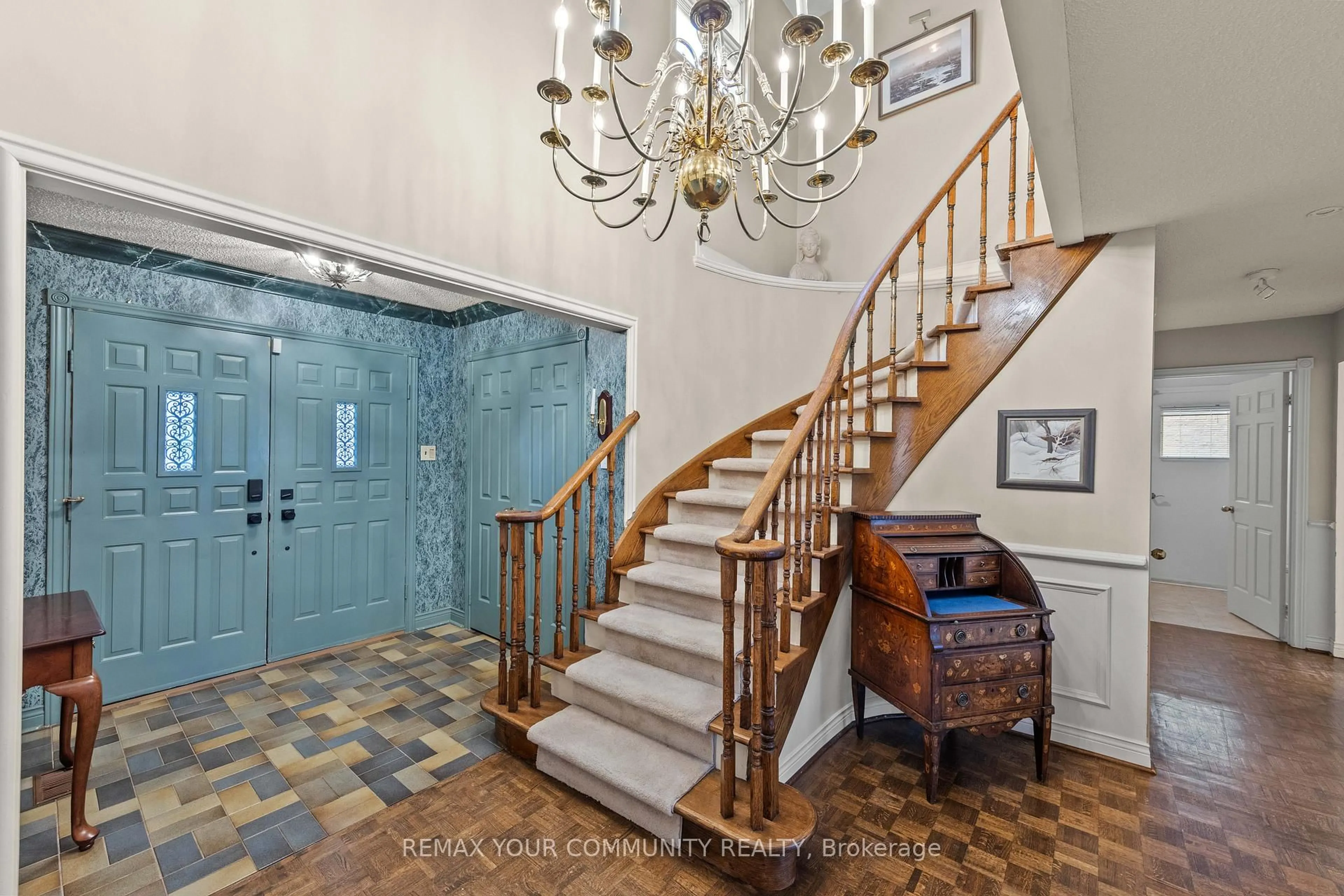 Indoor foyer for 42 Houseman Cres, Richmond Hill Ontario L4C 7R8