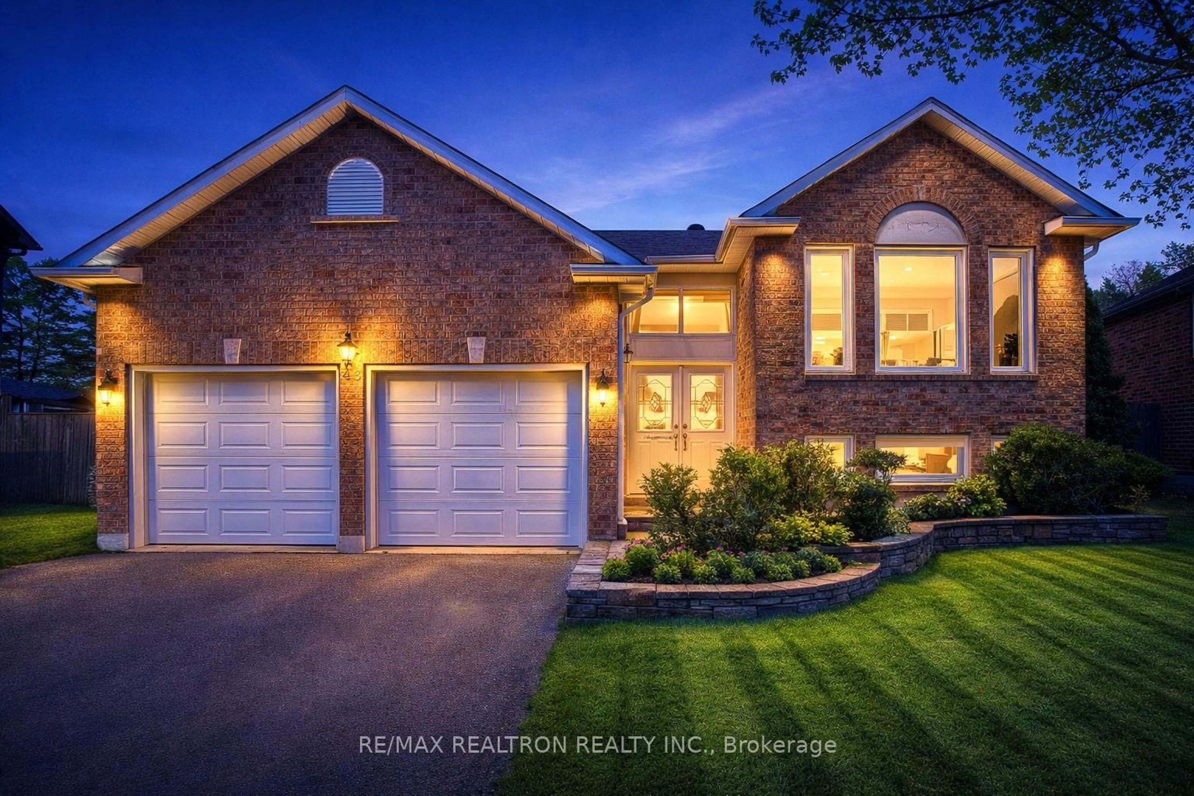 Home with brick exterior material, street for 43 Kingsgate Cres, East Gwillimbury Ontario L0G 1M0