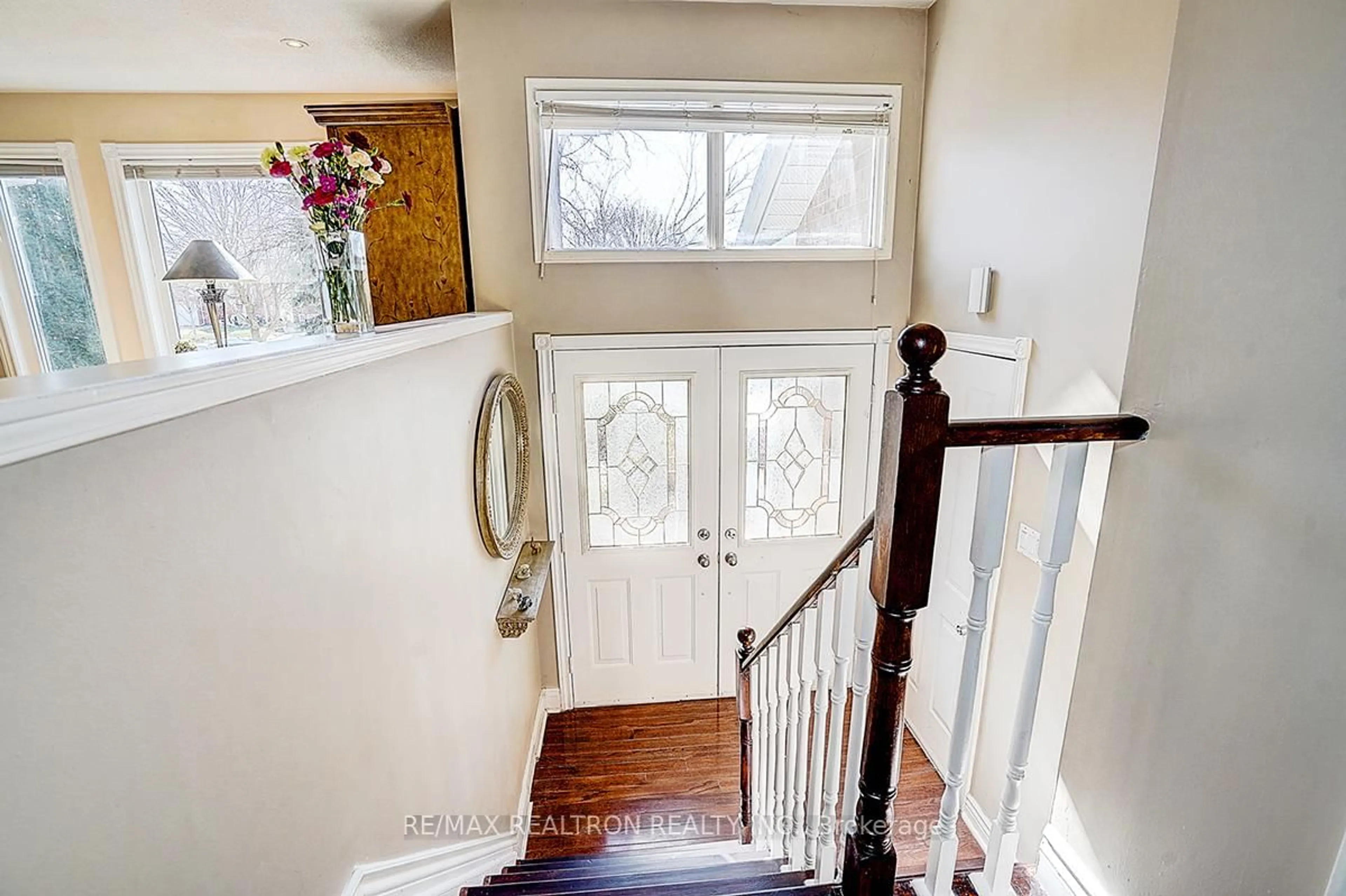 Indoor entryway for 43 Kingsgate Cres, East Gwillimbury Ontario L0G 1M0