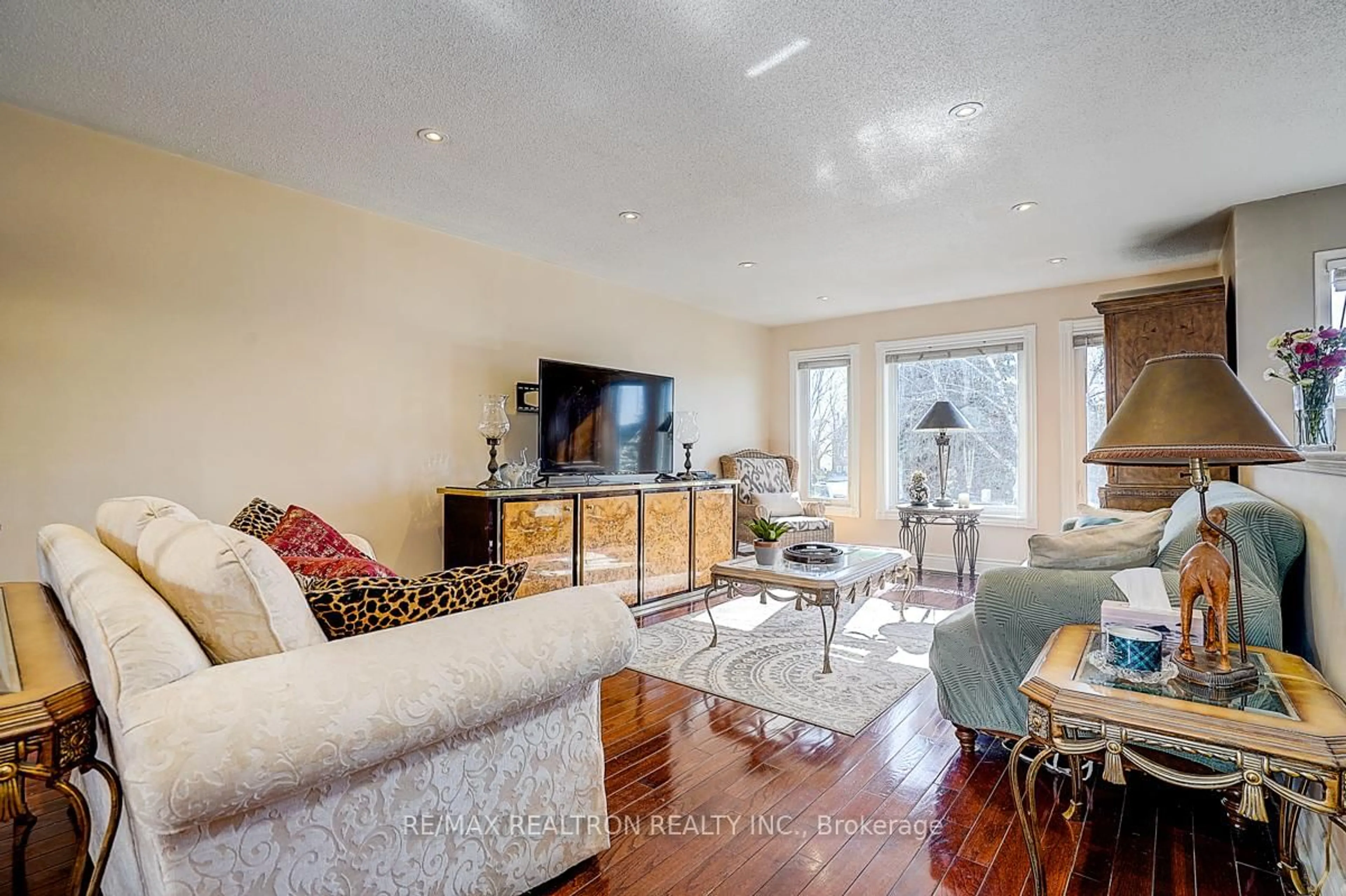 Living room with furniture, unknown for 43 Kingsgate Cres, East Gwillimbury Ontario L0G 1M0