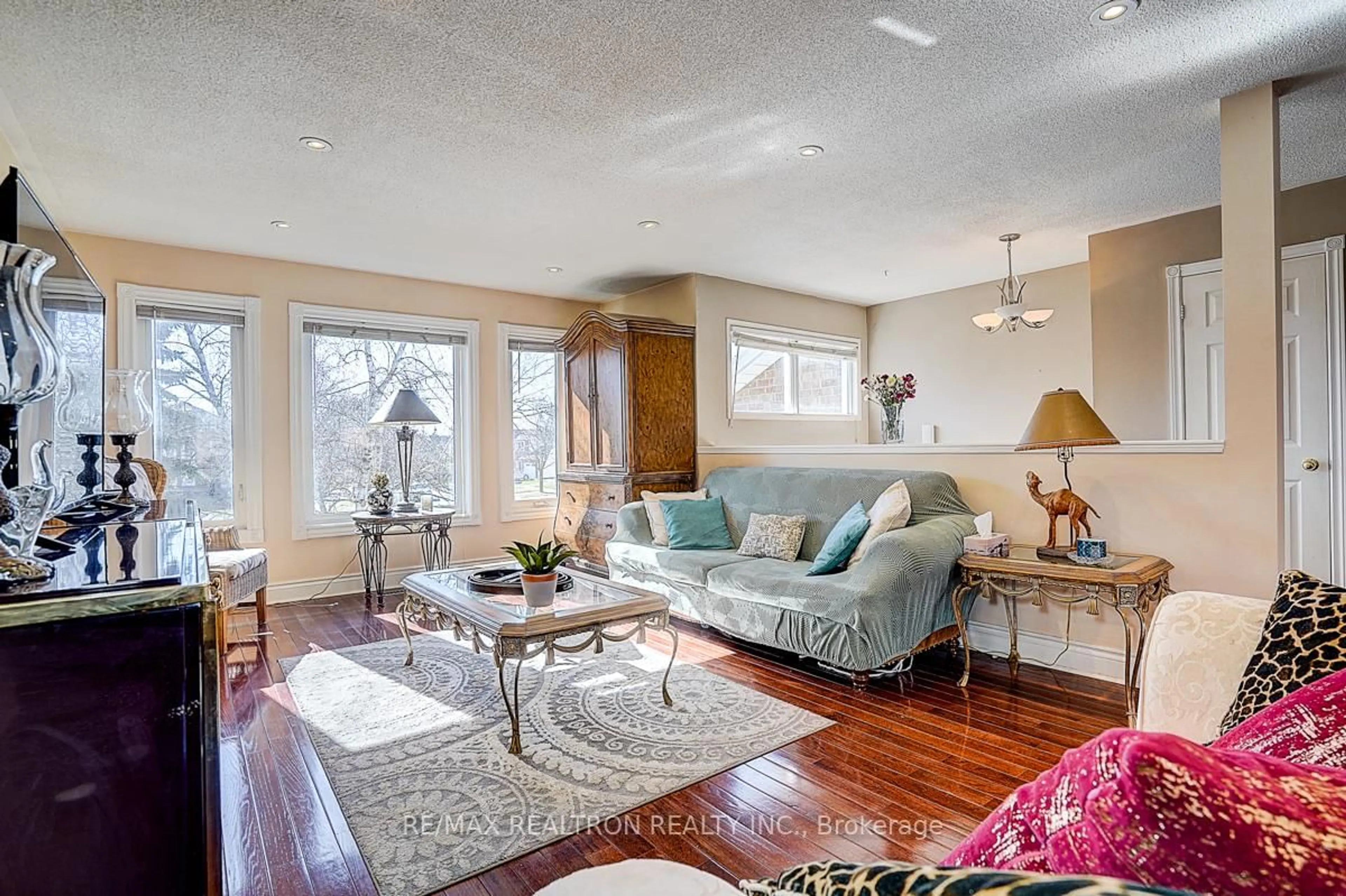 Living room with furniture, unknown for 43 Kingsgate Cres, East Gwillimbury Ontario L0G 1M0