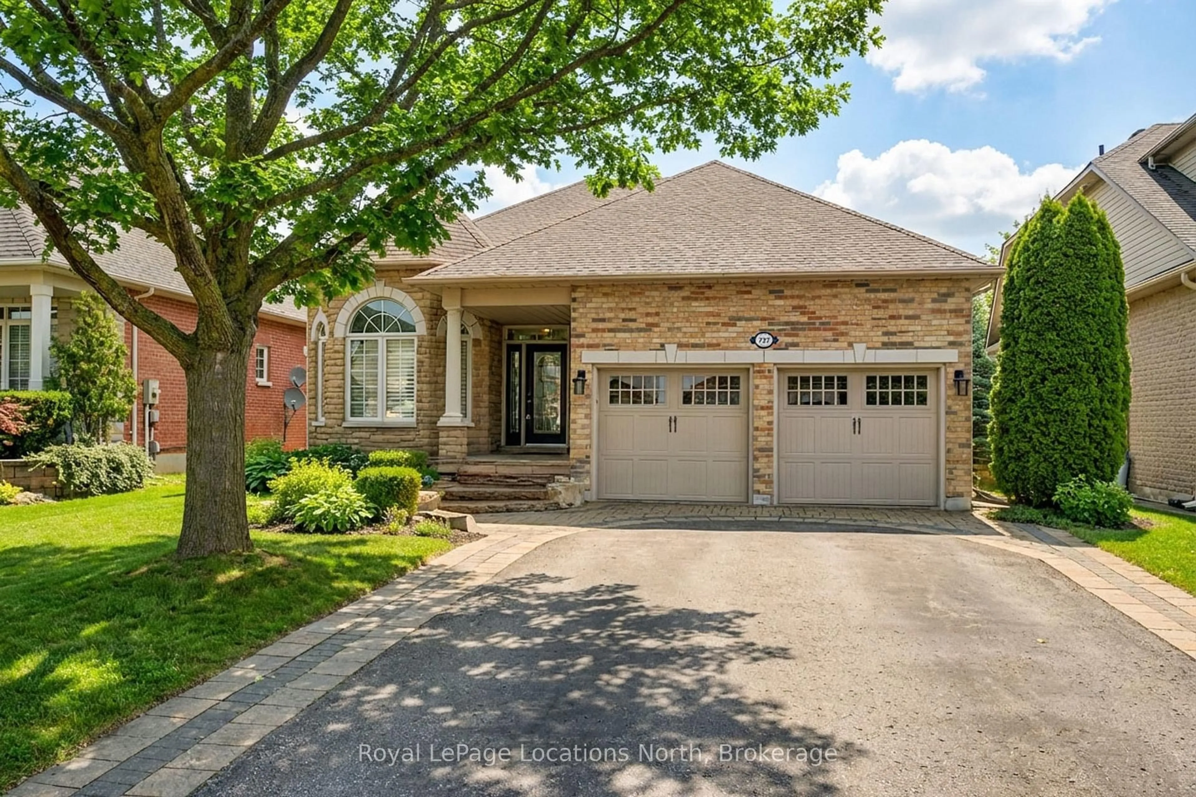 Home with brick exterior material, street for 727 Madeline Hts, Newmarket Ontario L3X 2J6