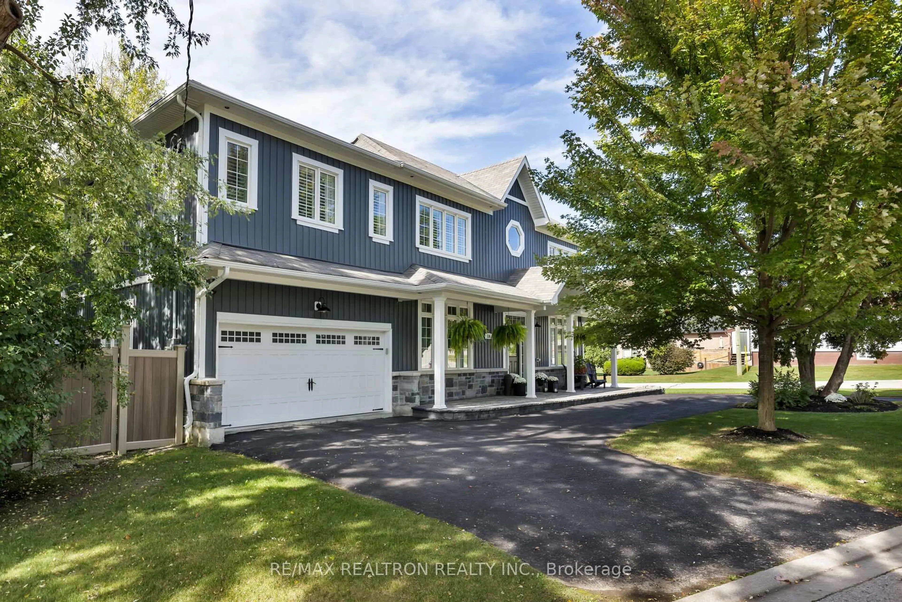 Home with vinyl exterior material, street for 138 Roxborough Rd, Newmarket Ontario L3Y 3L3