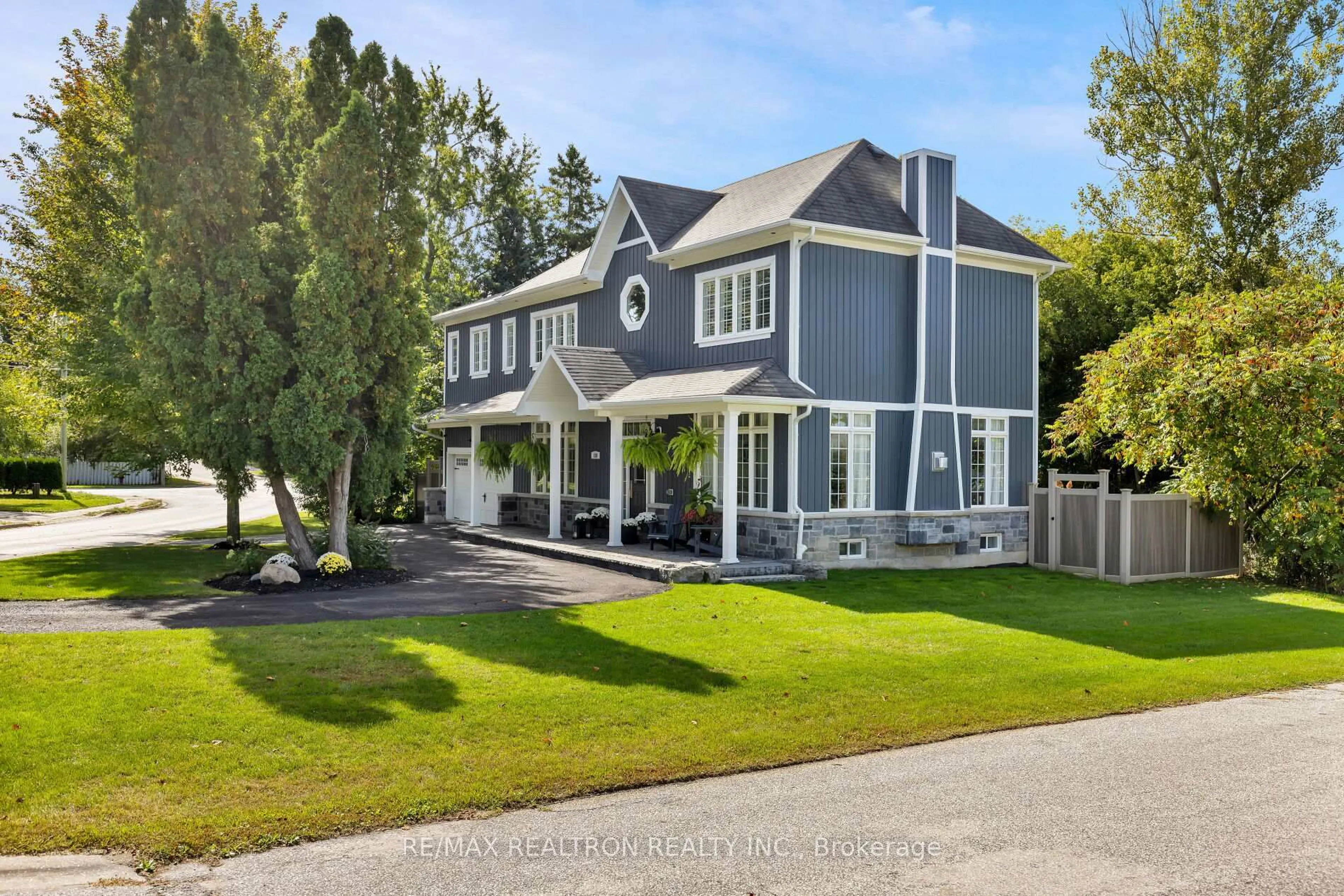 Home with vinyl exterior material, street for 138 Roxborough Rd, Newmarket Ontario L3Y 3L3