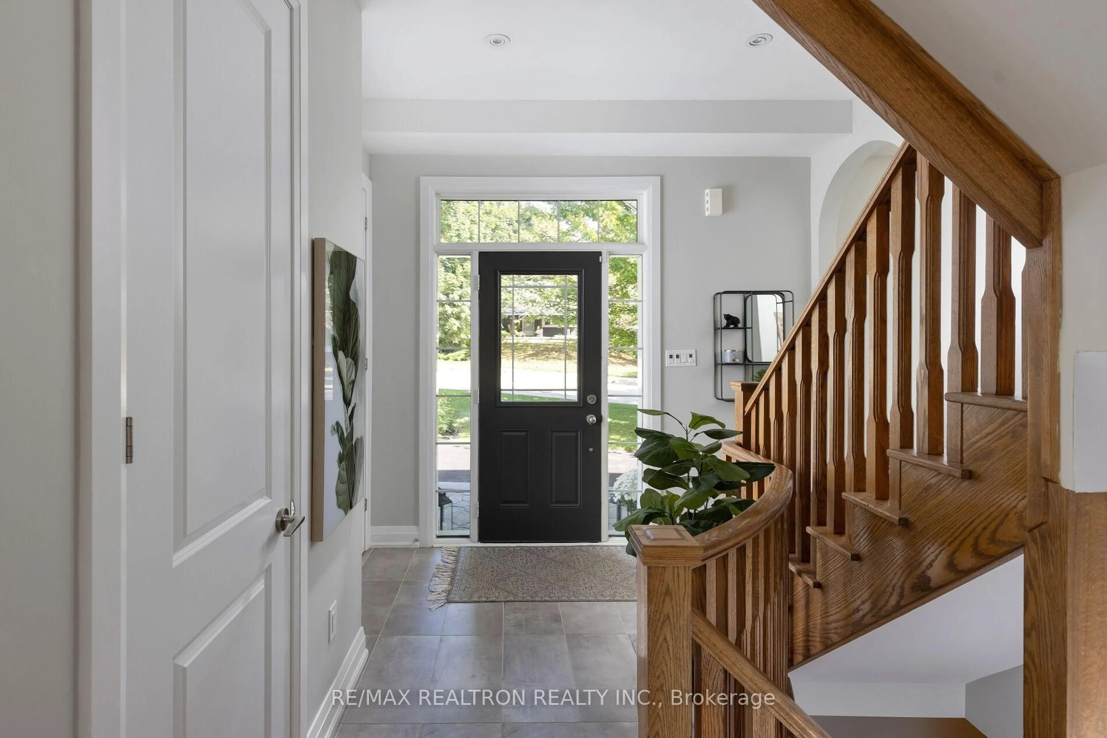 Indoor entryway for 138 Roxborough Rd, Newmarket Ontario L3Y 3L3