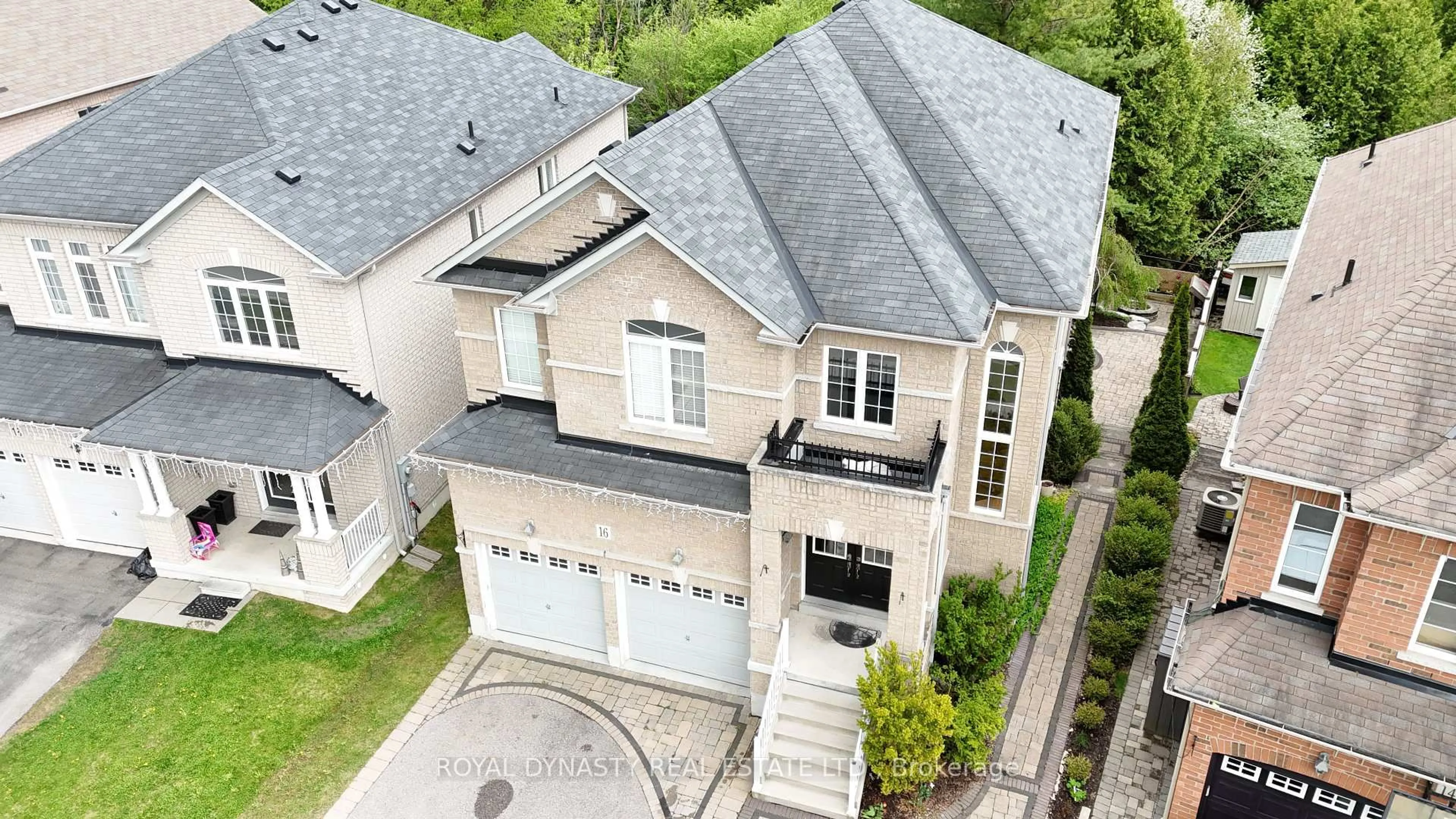 A pic from outside/outdoor area/front of a property/back of a property/a pic from drone, street for 16 Nature Way Cres, East Gwillimbury Ontario L9N 0A6