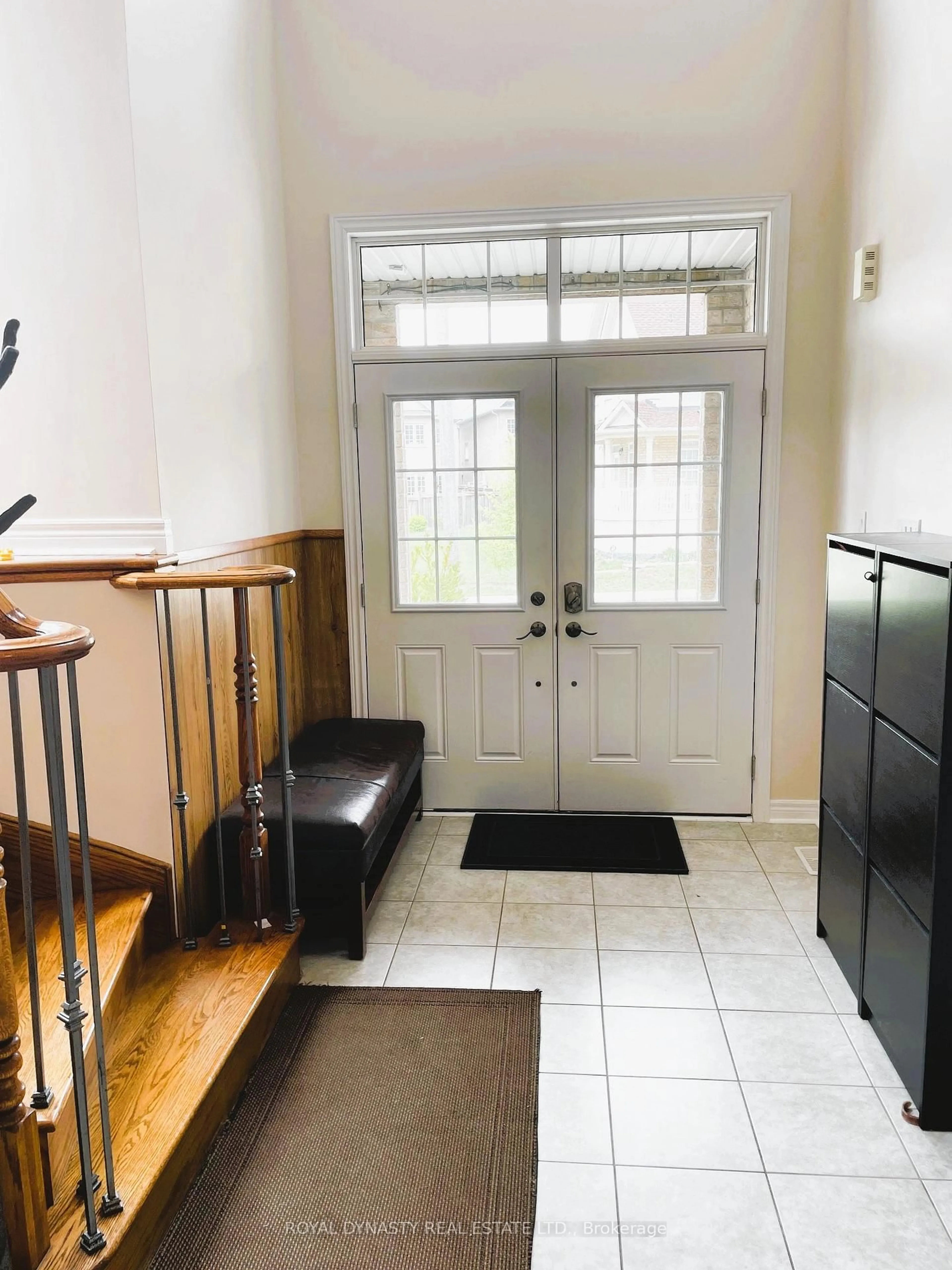 Indoor entryway for 16 Nature Way Cres, East Gwillimbury Ontario L9N 0A6