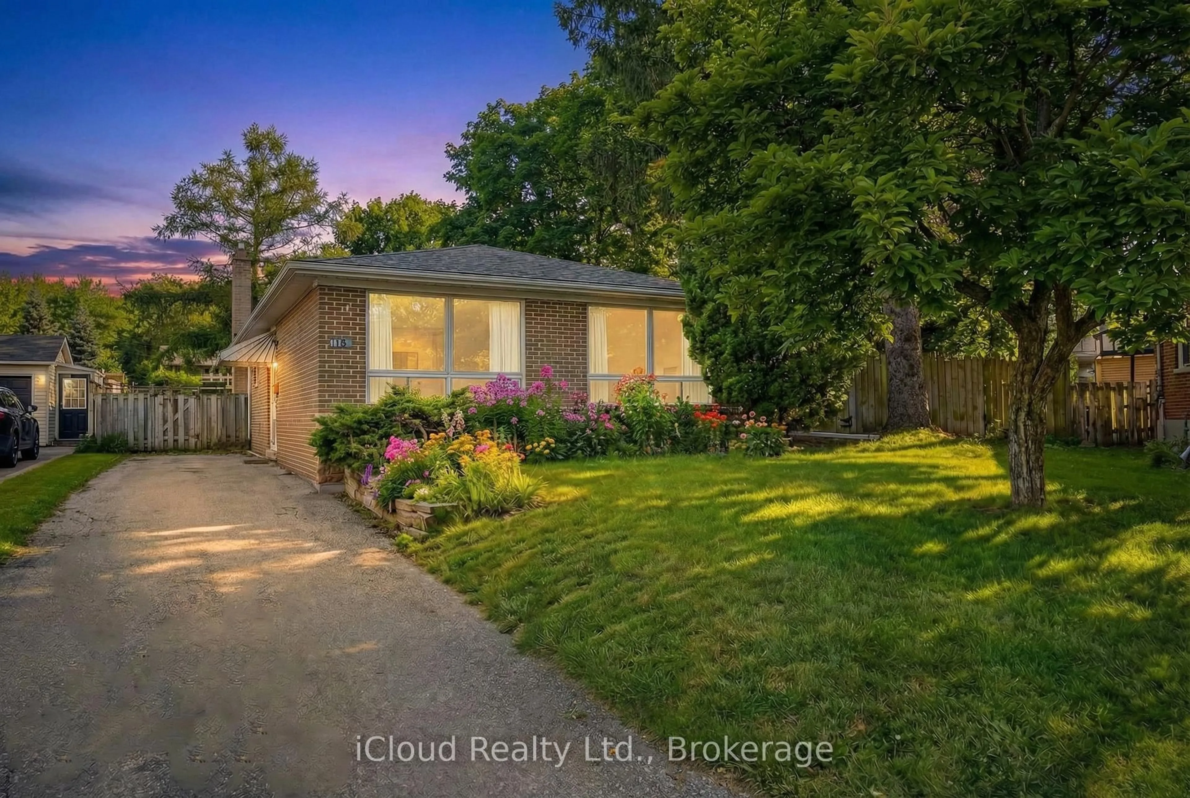 A pic from outside/outdoor area/front of a property/back of a property/a pic from drone, street for 112 Eden Crt, Newmarket Ontario L3Y 2X5