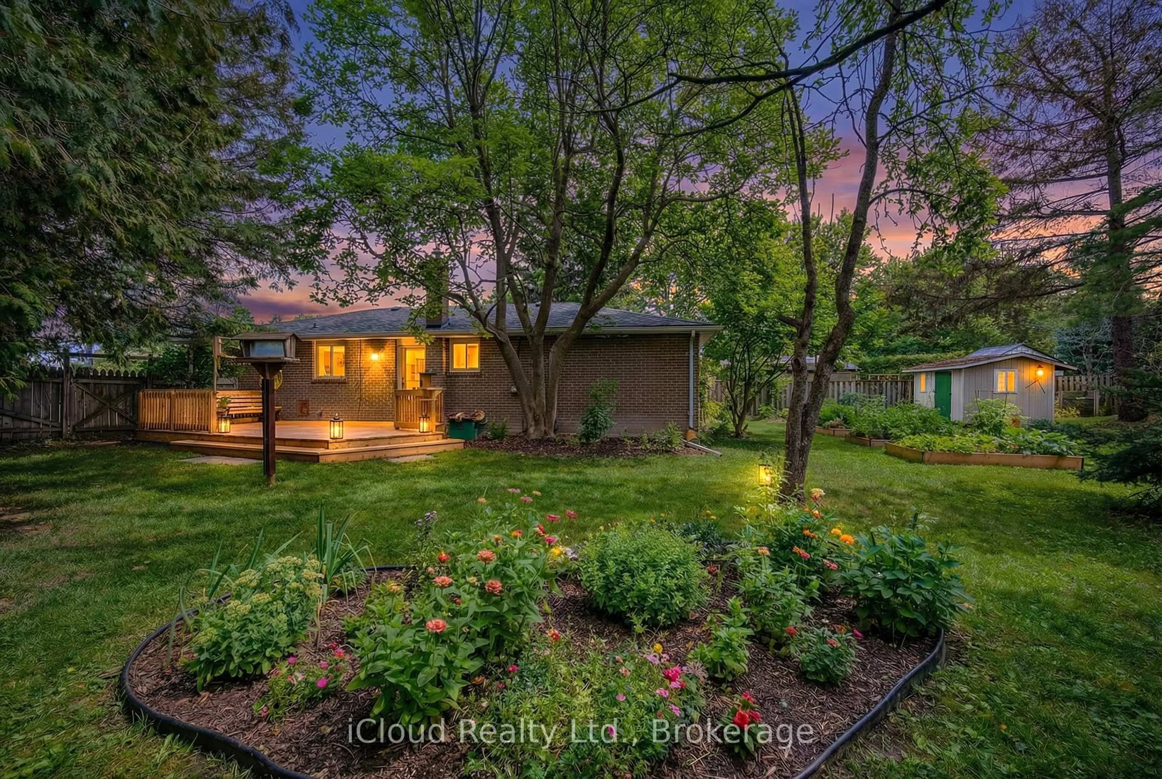 A pic from outside/outdoor area/front of a property/back of a property/a pic from drone, street for 112 Eden Crt, Newmarket Ontario L3Y 2X5