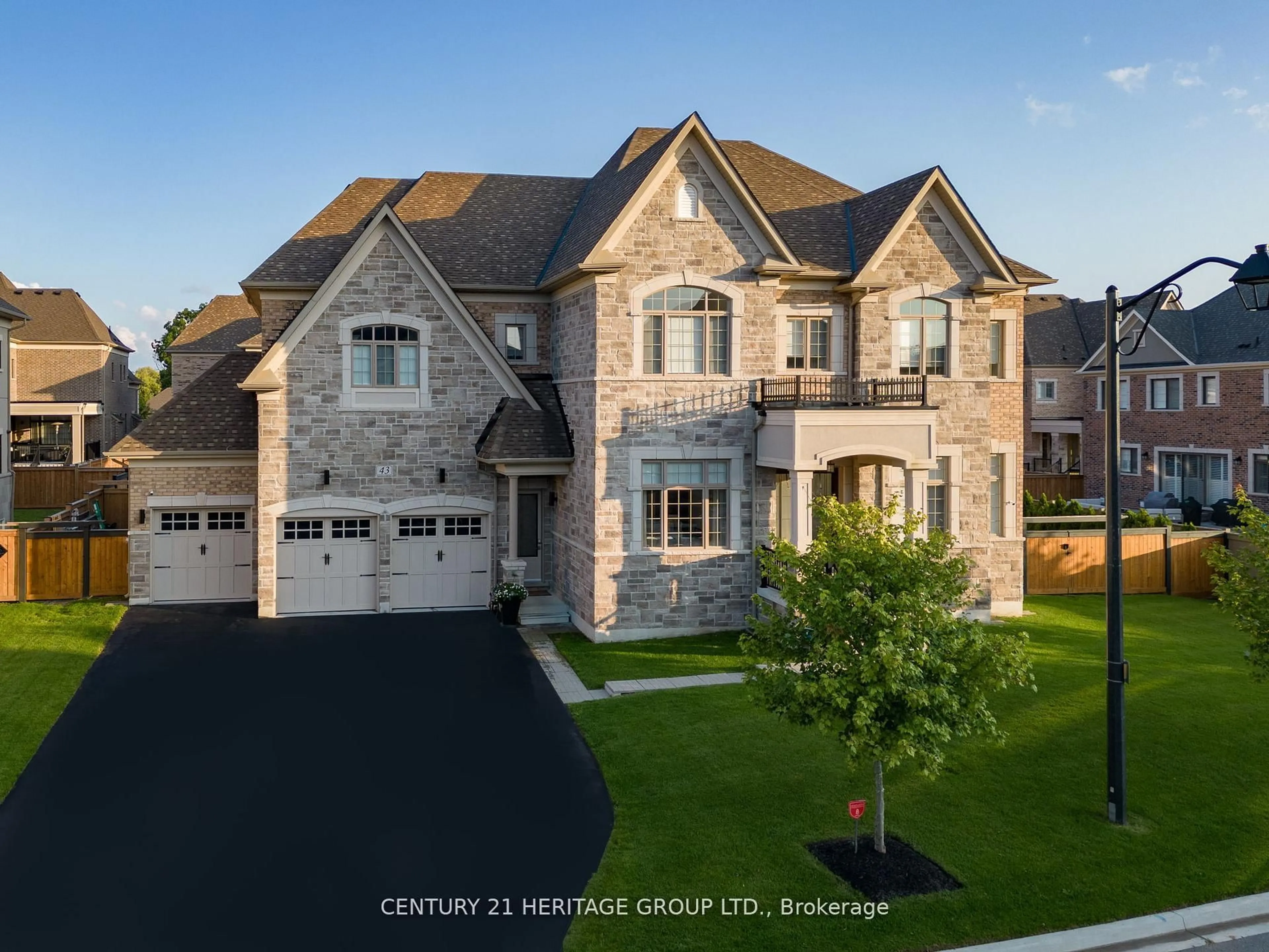 Home with brick exterior material, street for 43 Sir Henry Crt, King Ontario L7B 0P5