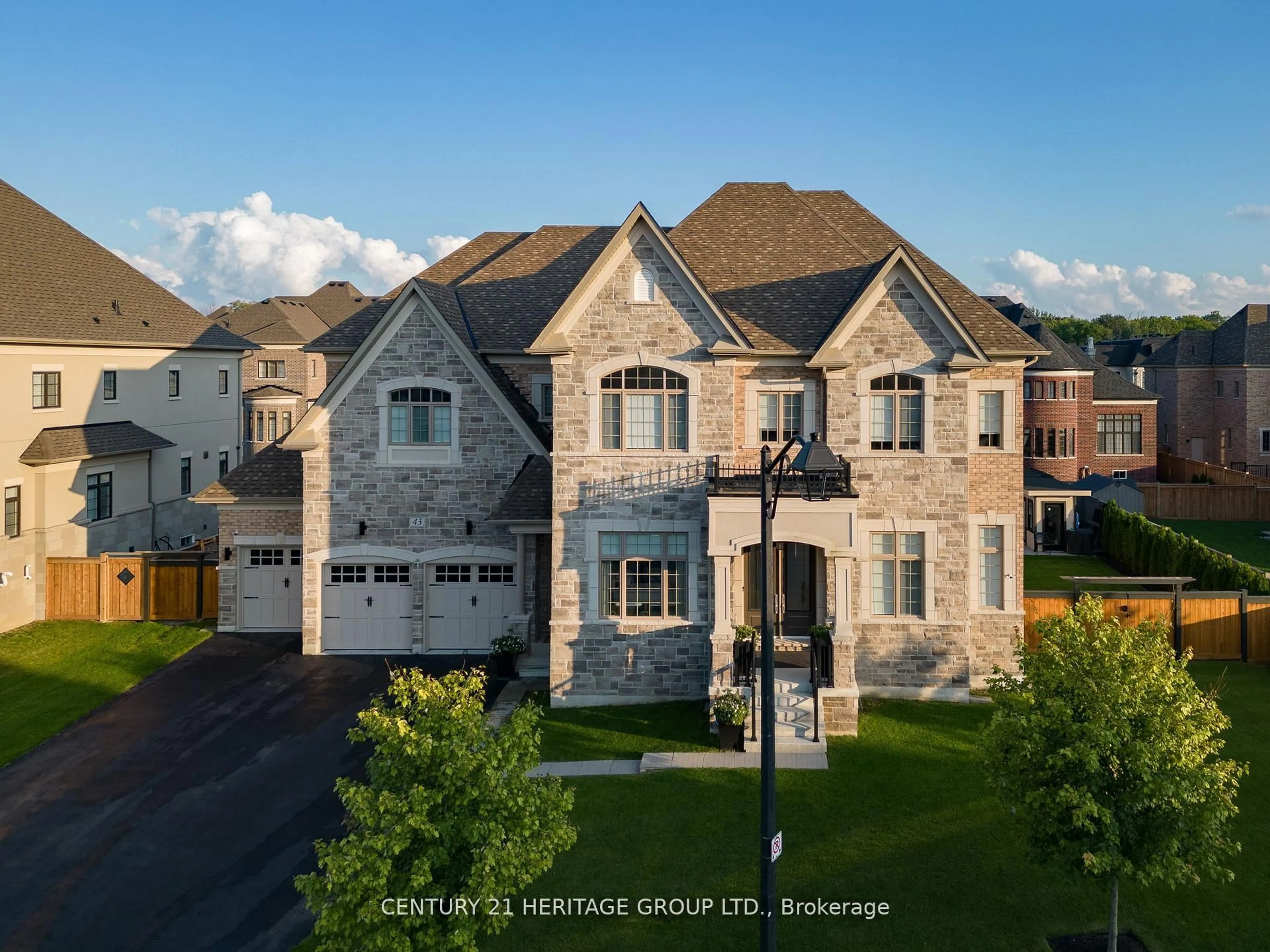 A pic from outside/outdoor area/front of a property/back of a property/a pic from drone, street for 43 Sir Henry Crt, King Ontario L7B 0P5