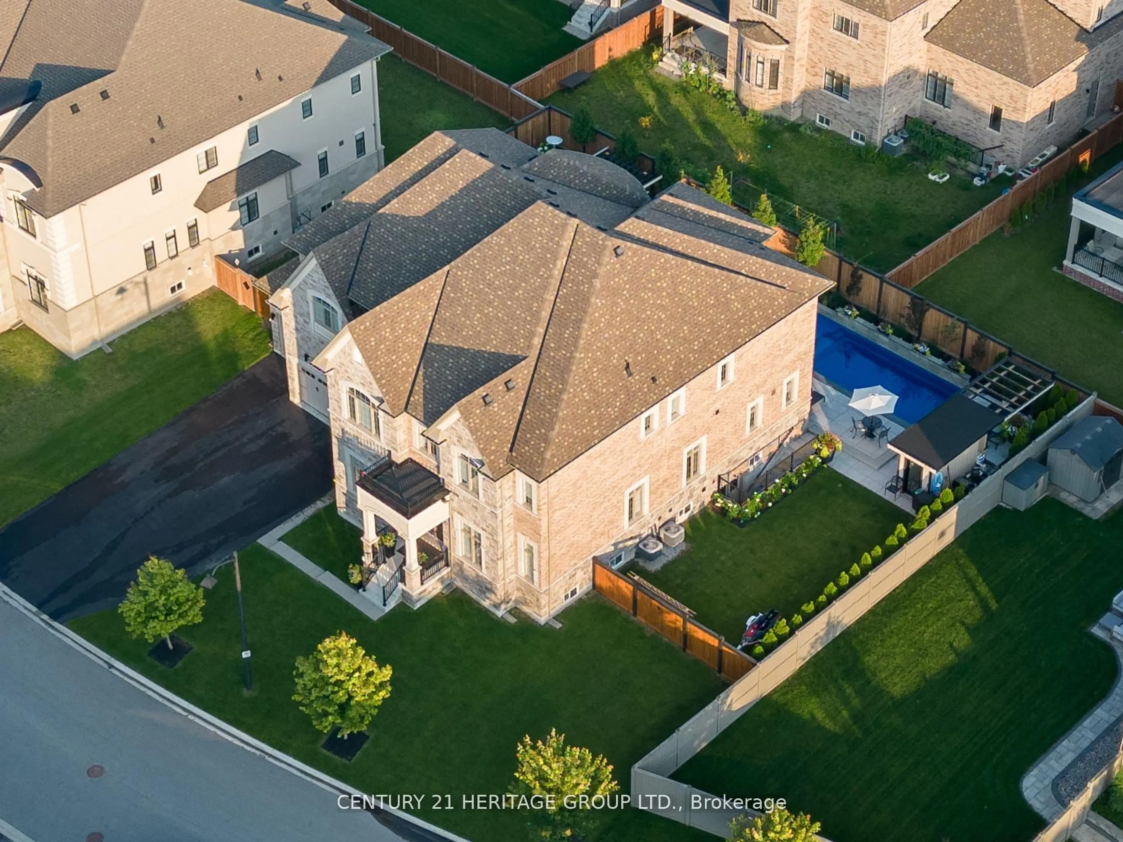 A pic from outside/outdoor area/front of a property/back of a property/a pic from drone, street for 43 Sir Henry Crt, King Ontario L7B 0P5