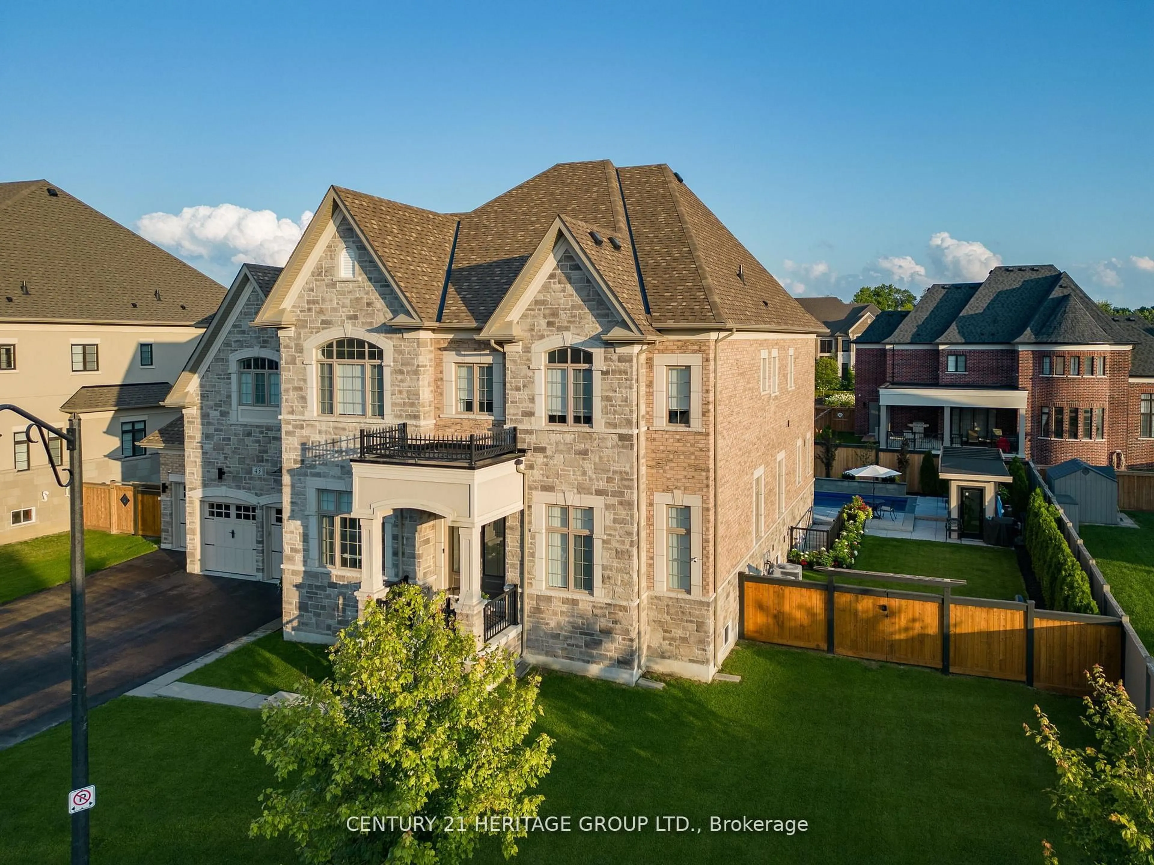 A pic from outside/outdoor area/front of a property/back of a property/a pic from drone, unknown for 43 Sir Henry Crt, King Ontario L7B 0P5