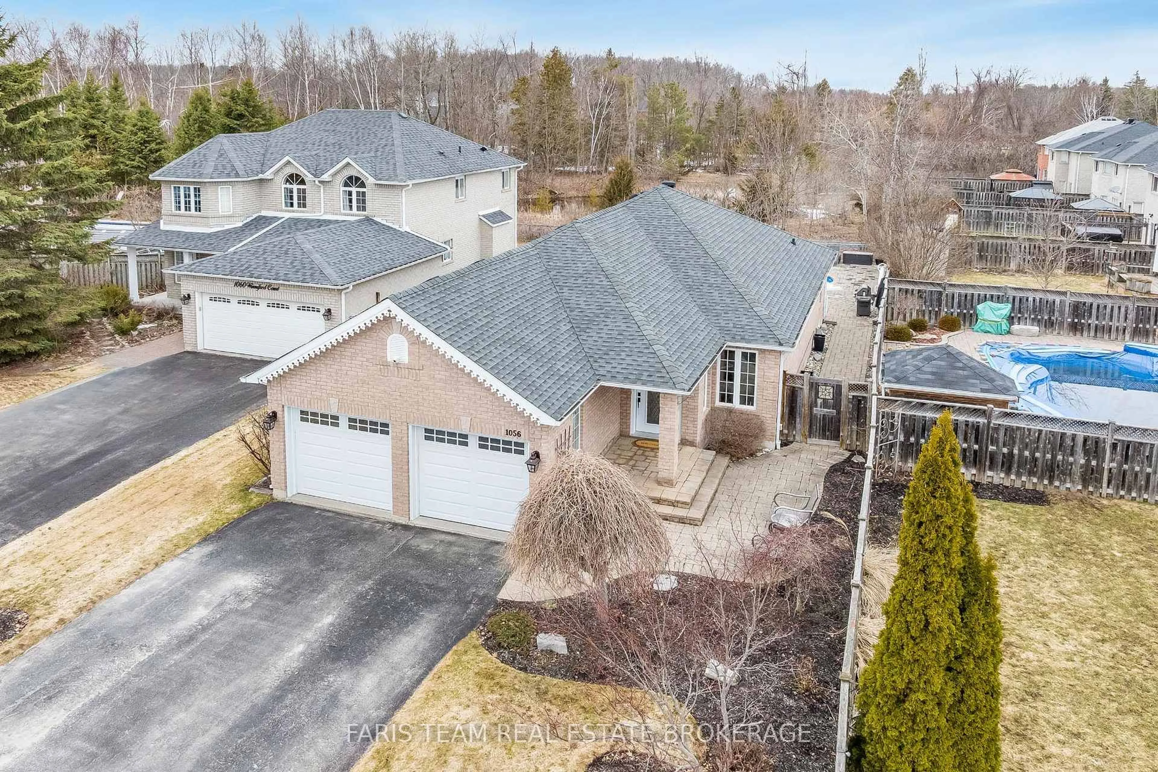 A pic from outside/outdoor area/front of a property/back of a property/a pic from drone, street for 1056 Winnifred Crt, Innisfil Ontario L9S 2B3