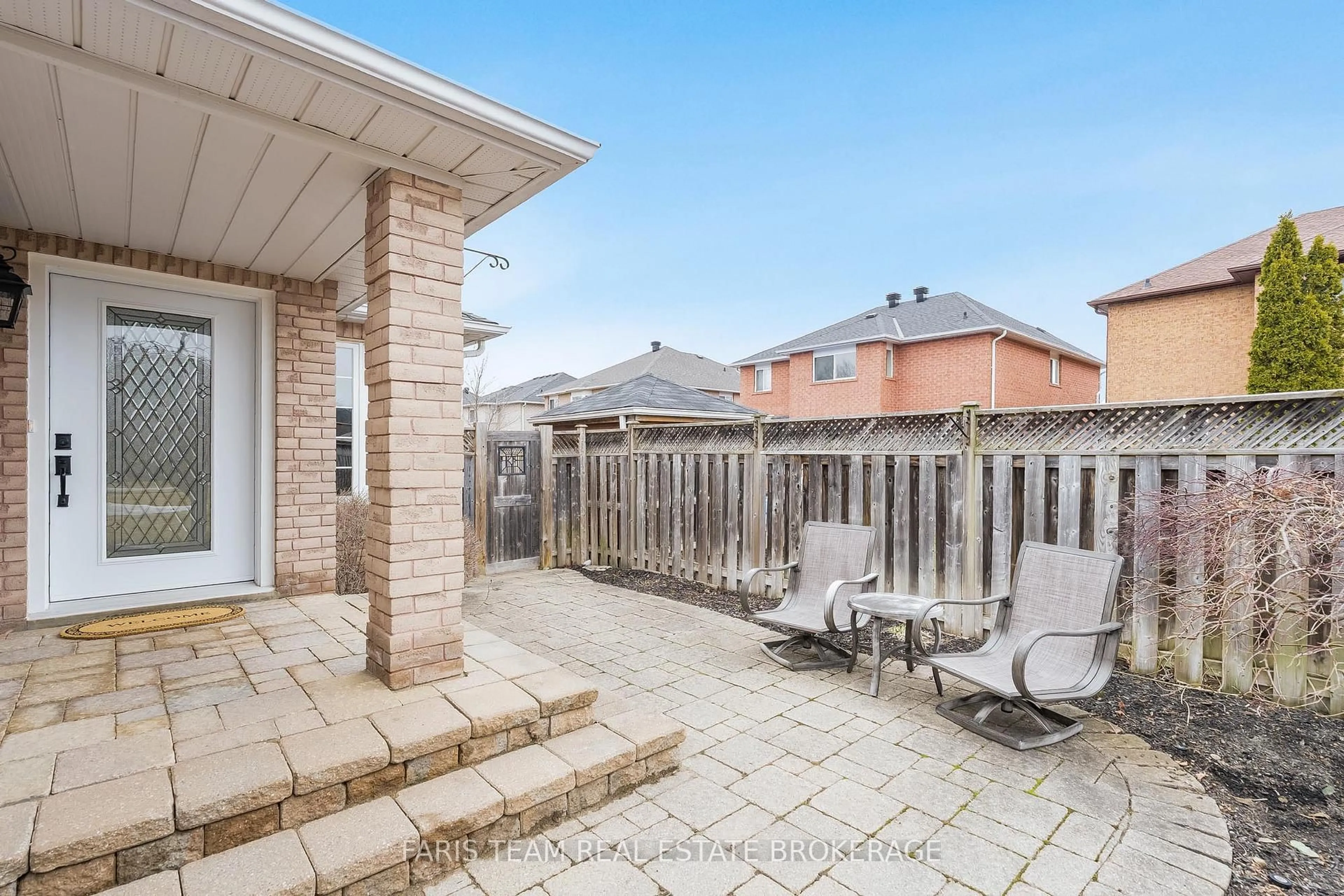 Patio, street for 1056 Winnifred Crt, Innisfil Ontario L9S 2B3
