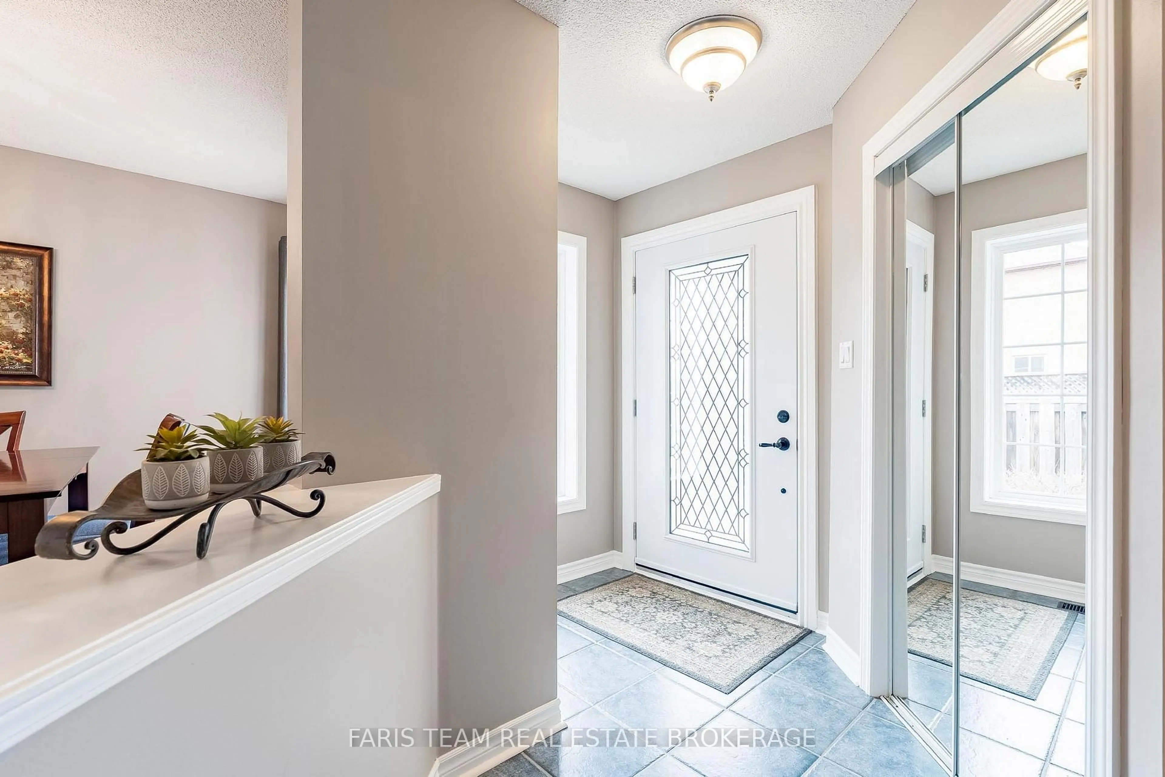 Indoor entryway for 1056 Winnifred Crt, Innisfil Ontario L9S 2B3