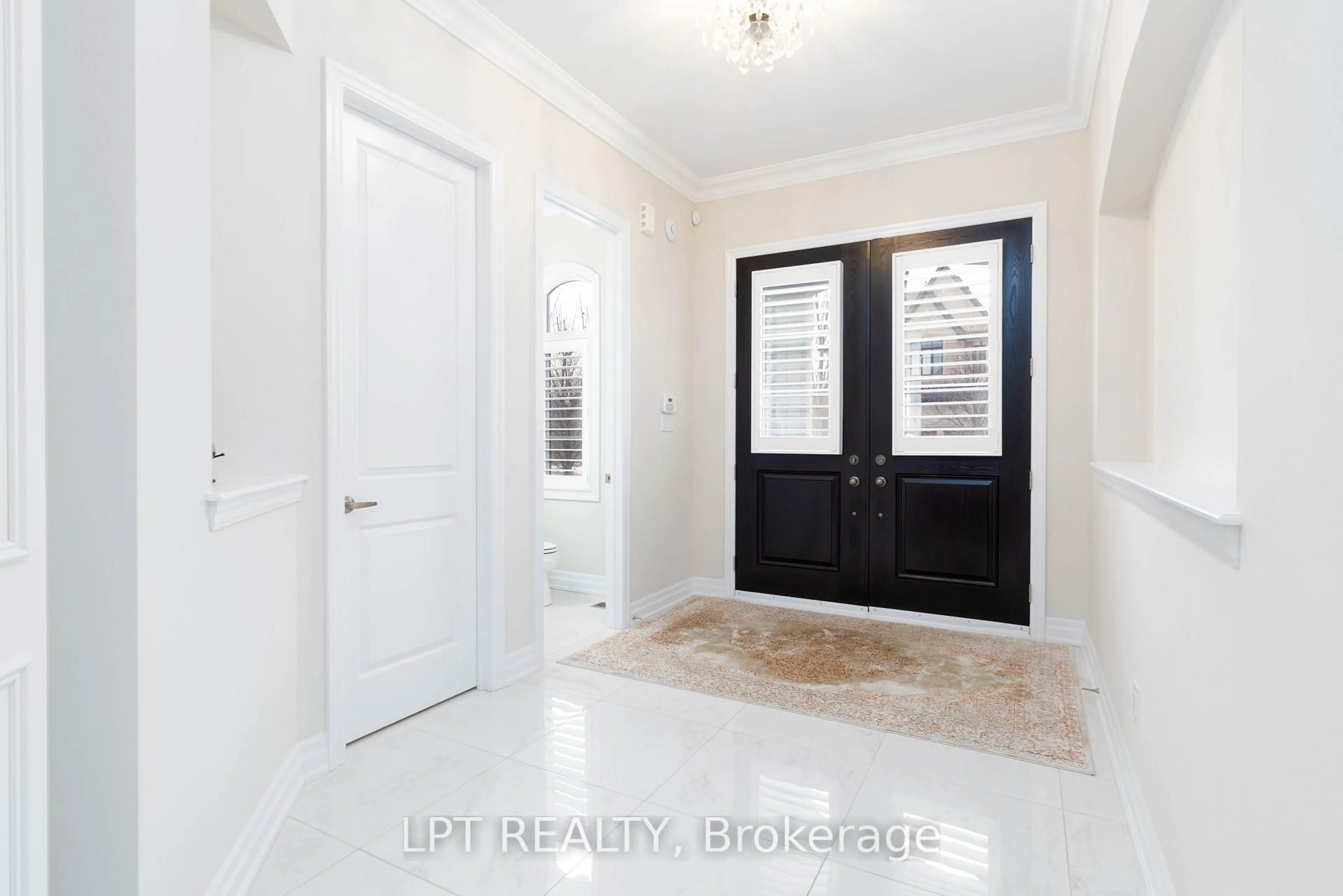 Indoor entryway for 113 Burns Blvd, King Ontario L7B 0M5