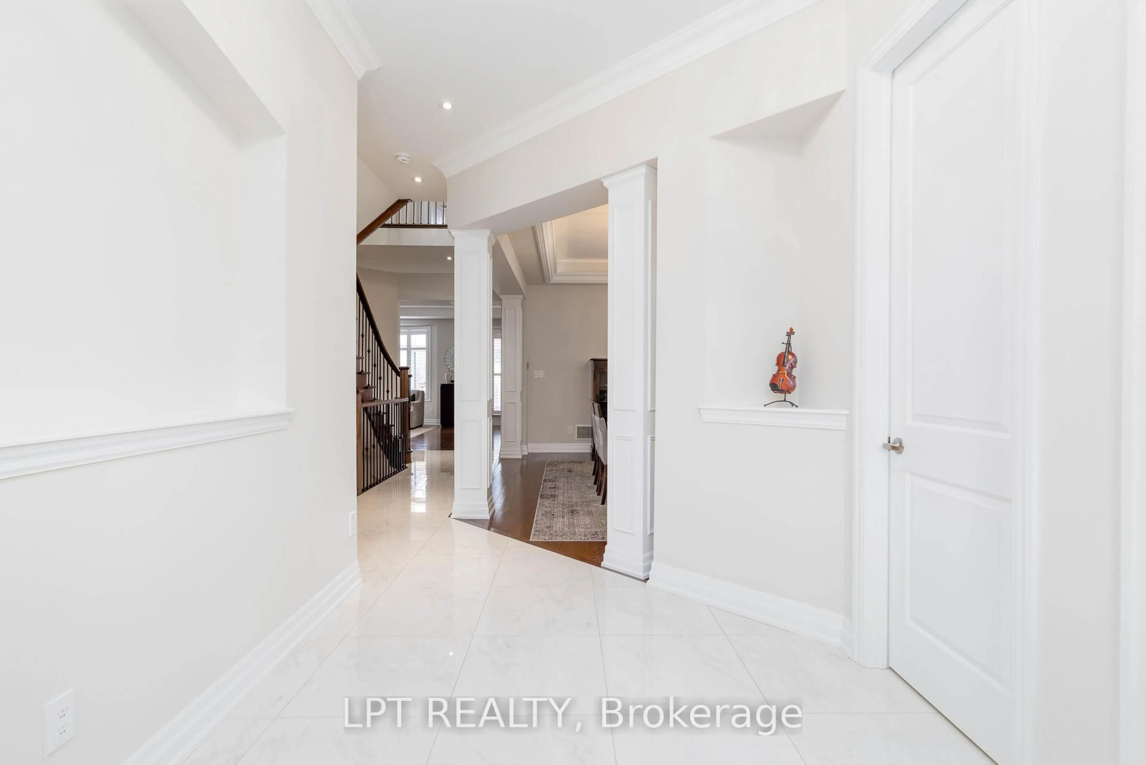 Indoor entryway for 113 Burns Blvd, King Ontario L7B 0M5