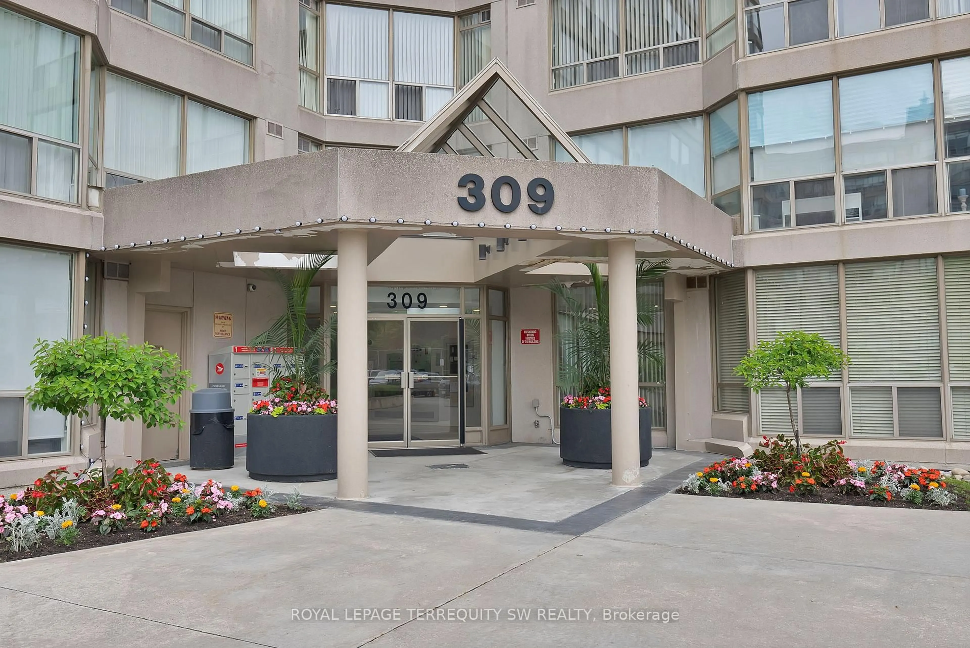 Indoor foyer for 309 Major Mackenzie Dr #113, Richmond Hill Ontario L4C 9V5