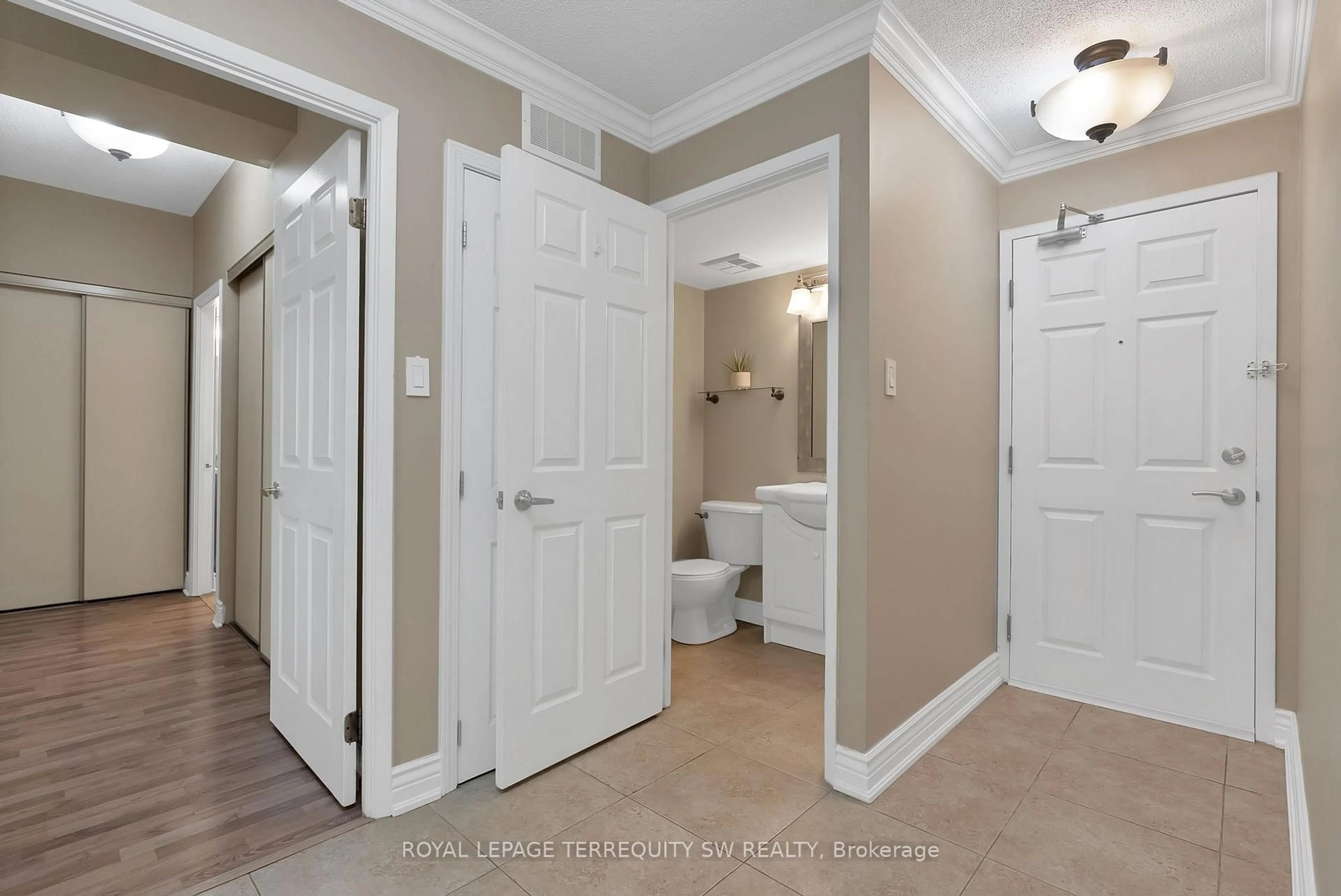 Indoor entryway for 309 Major Mackenzie Dr #113, Richmond Hill Ontario L4C 9V5