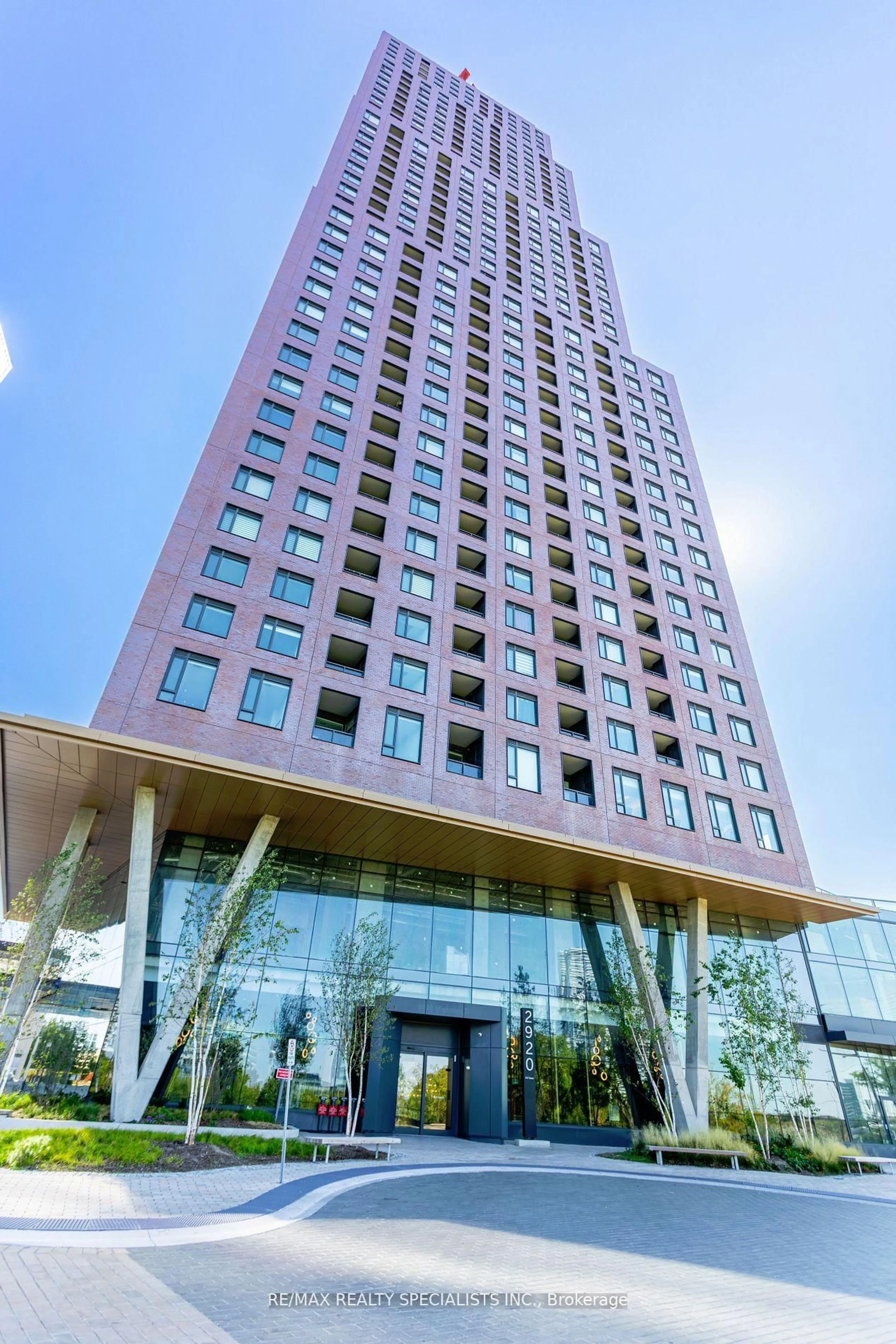 Indoor foyer for 2920 Highway 7 #1504, Vaughan Ontario L4K 0P4