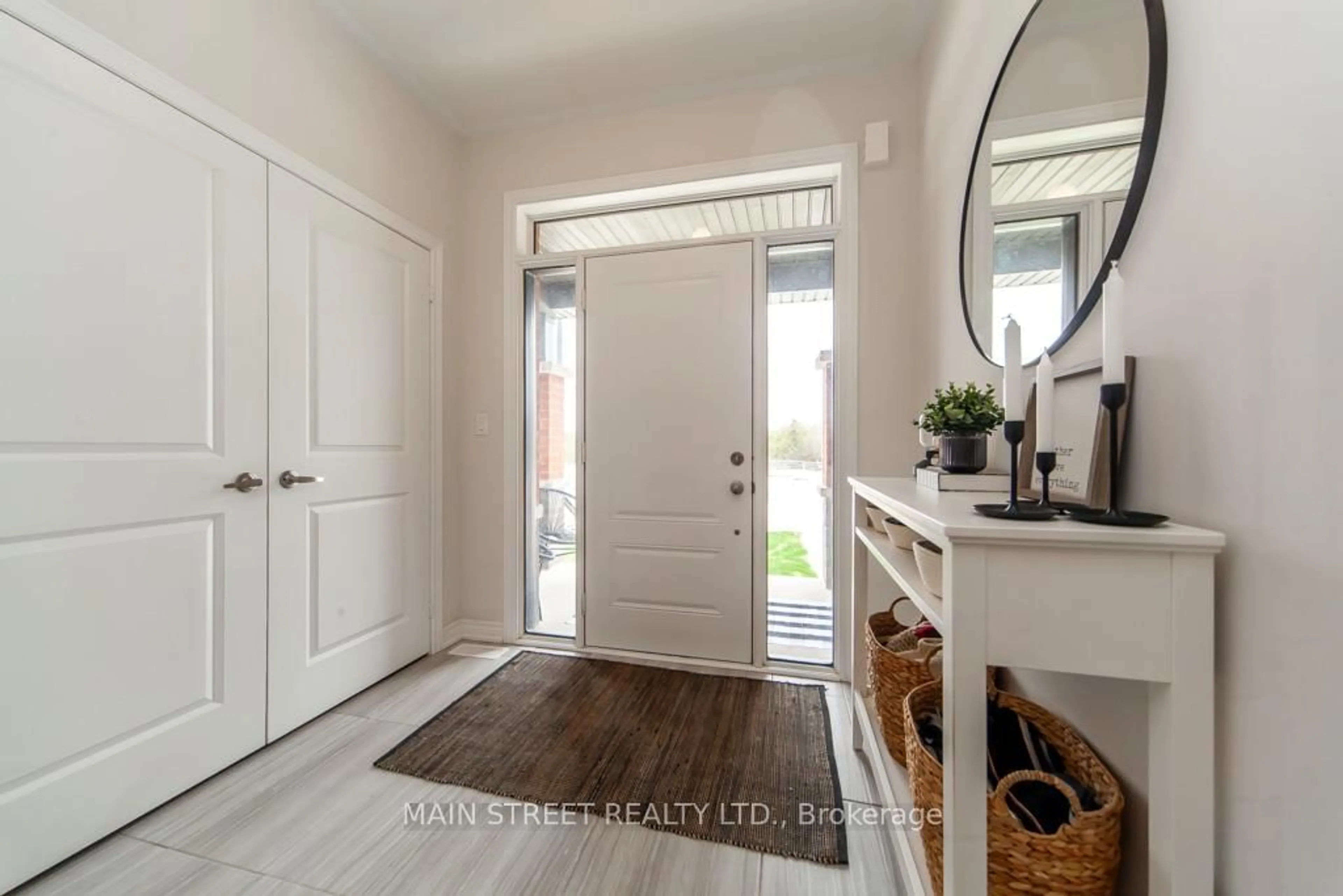 Indoor entryway for 96 Big Canoe Dr, Georgina Ontario L0E 1R0