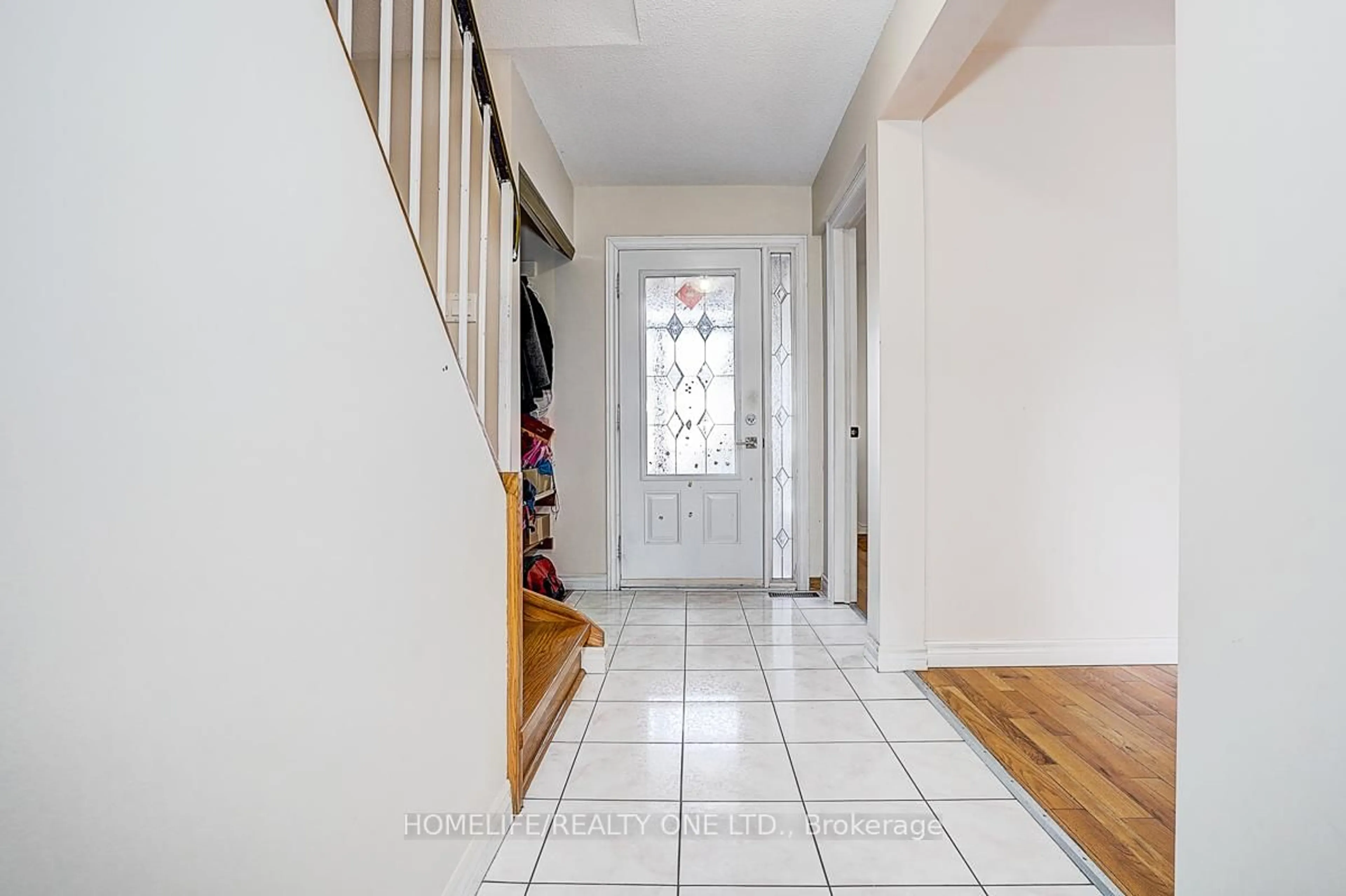 Indoor entryway for 35 Fieldview Cres, Markham Ontario L3R 3H6