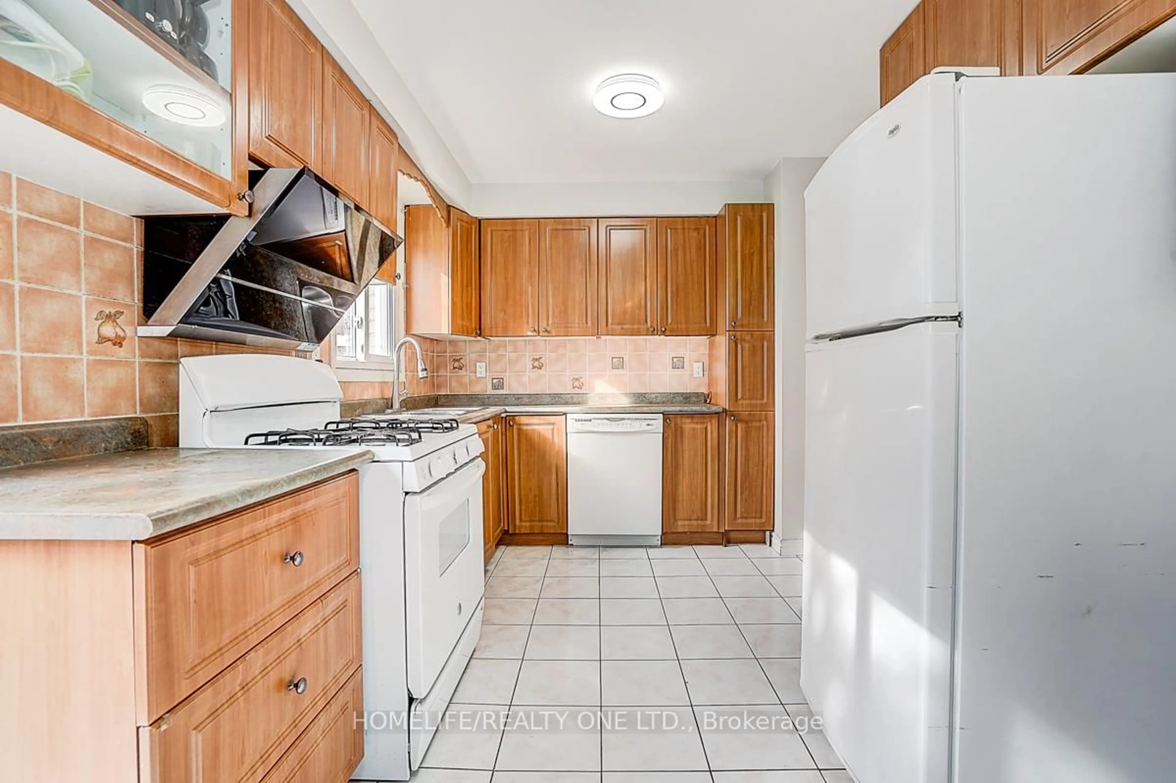 Standard kitchen, ceramic/tile floor for 35 Fieldview Cres, Markham Ontario L3R 3H6